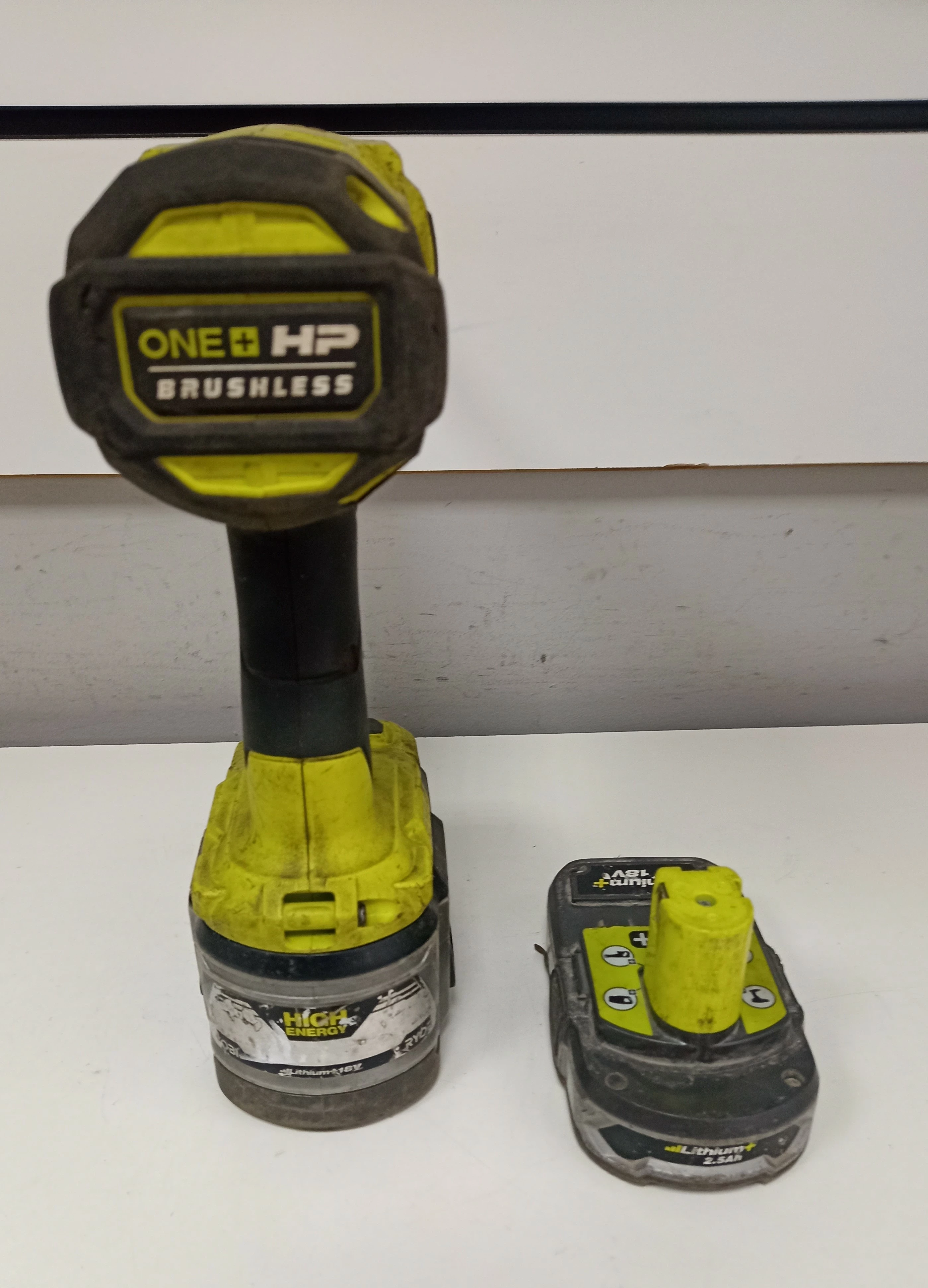 klucz-udarowy-akumulatorowy-ryobi-riwh18x-2-aku-16ah25ah-maksymalny-moment-obrotowy-1