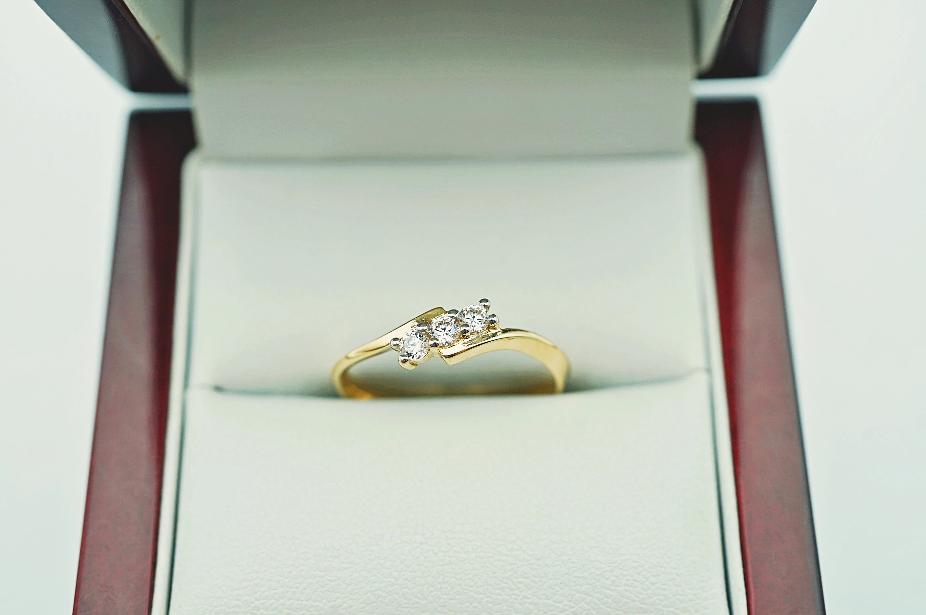 zloty-pierscionek-z-trzema-cyrkoniami-pr585-14k-r16-210g-glogowska-160-poznan