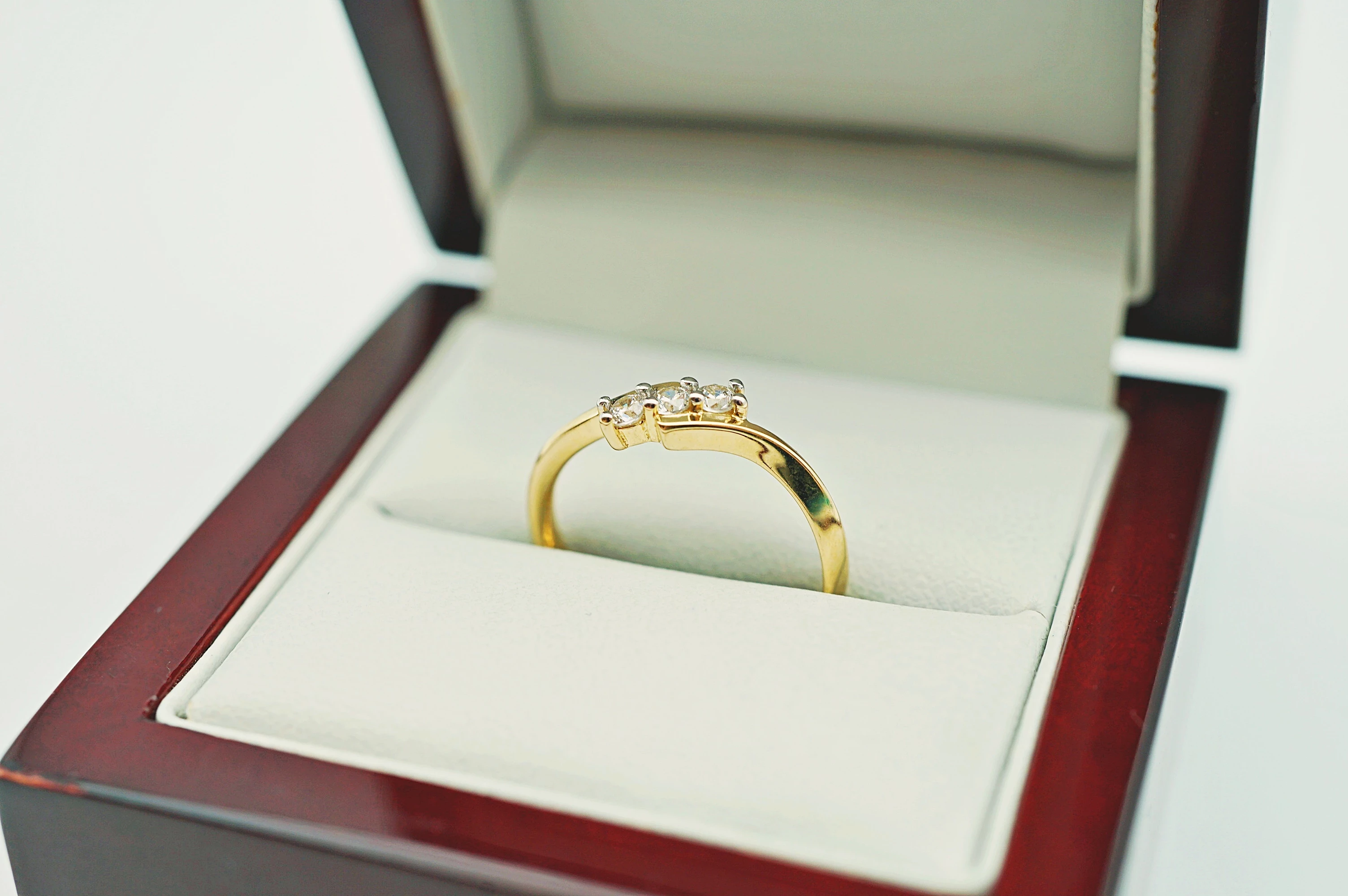 zloty-pierscionek-z-trzema-cyrkoniami-pr585-14k-r16-210g-rodzaj-2205-2