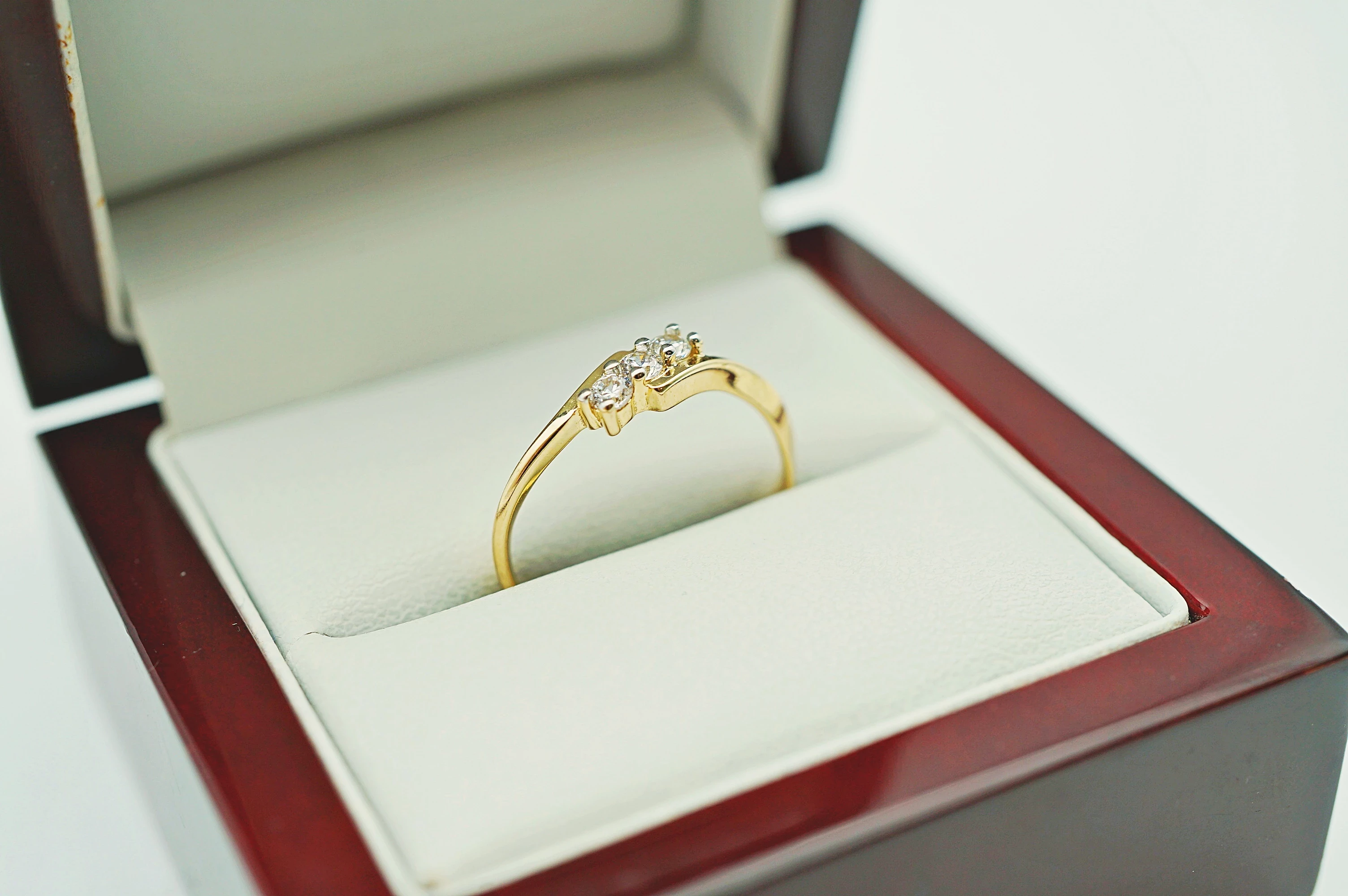 zloty-pierscionek-z-trzema-cyrkoniami-pr585-14k-r16-210g-kamien-17088-128