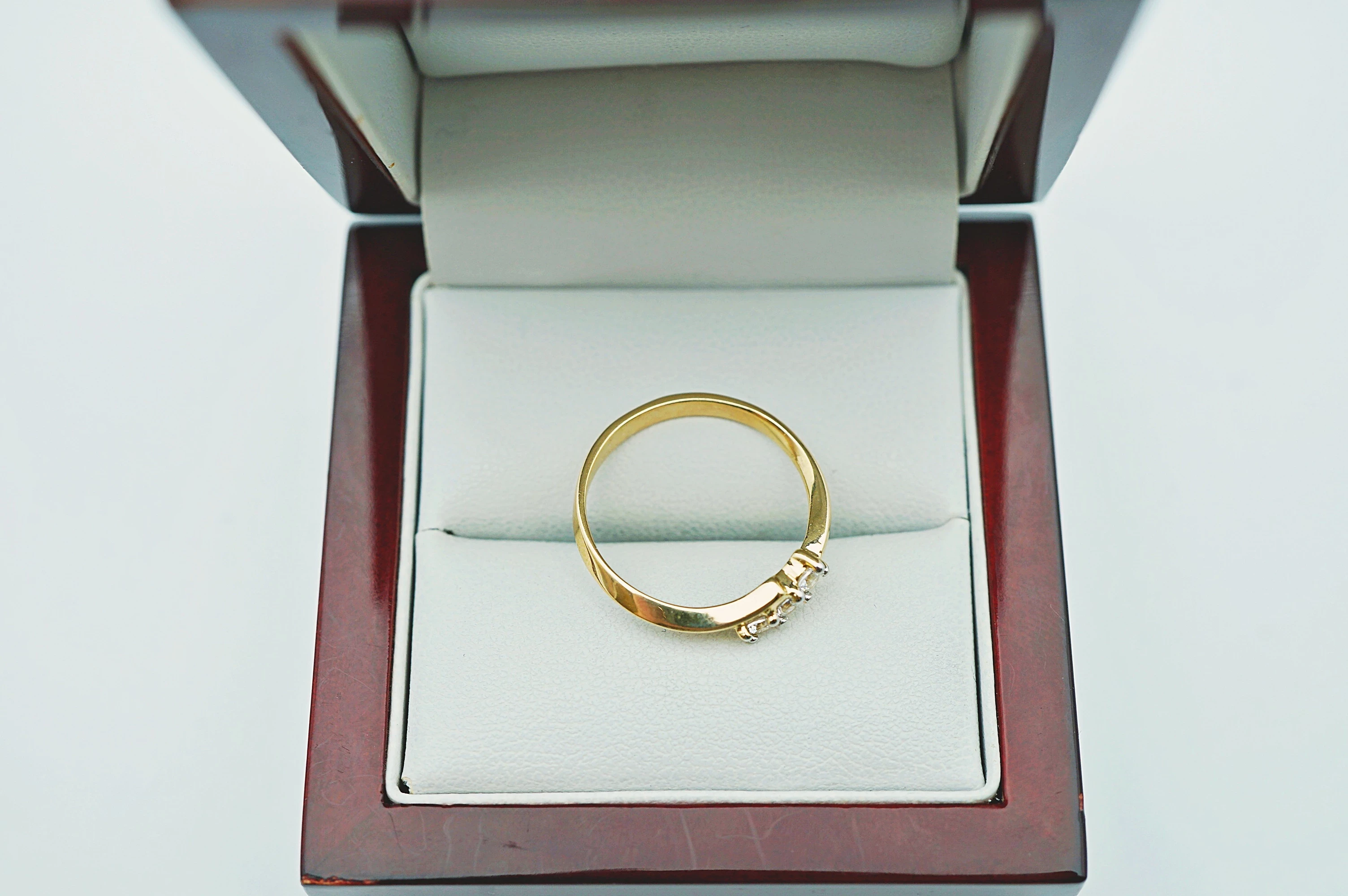 zloty-pierscionek-z-trzema-cyrkoniami-pr585-14k-r16-210g-plec-15851-1