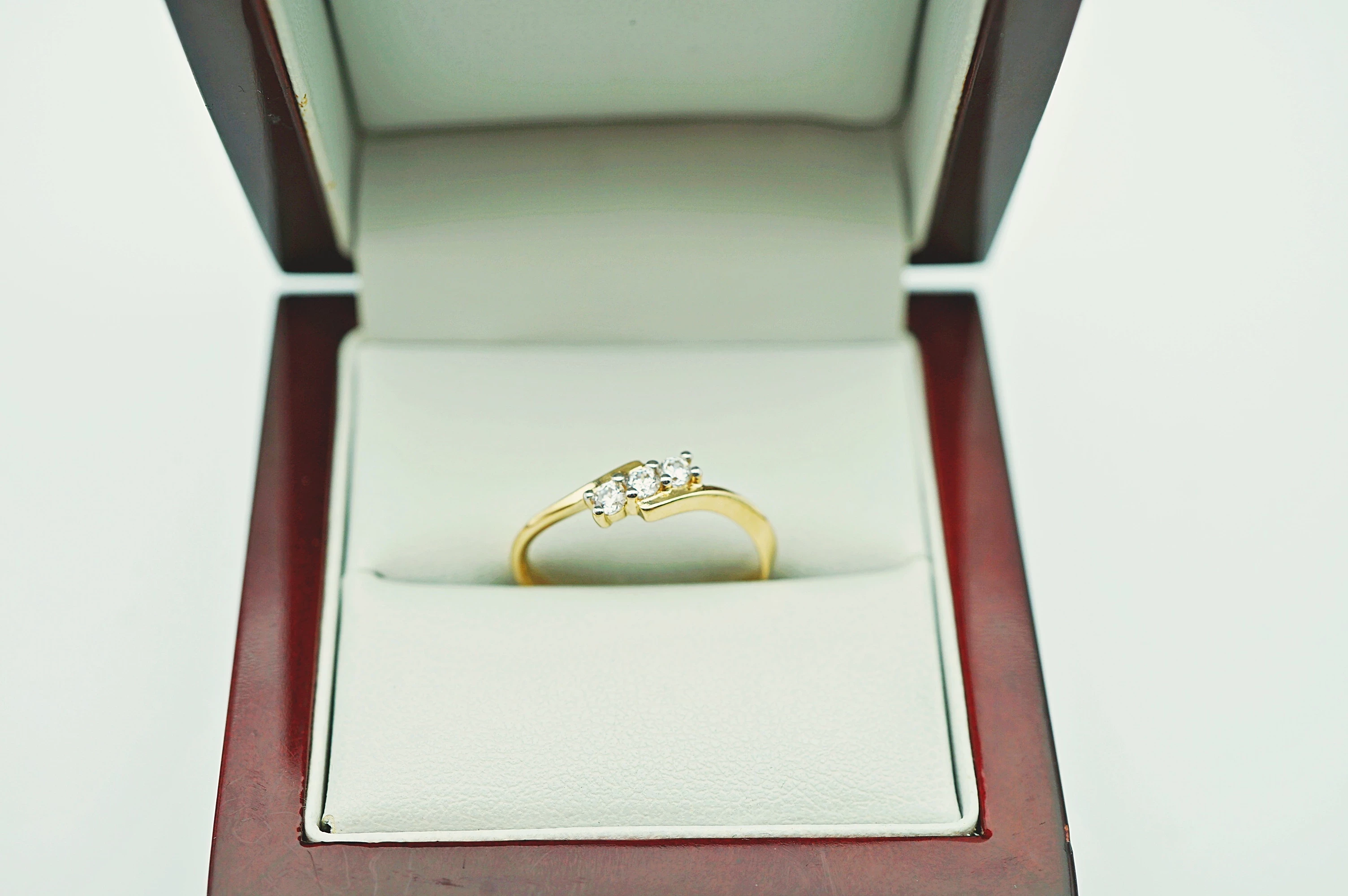 zloty-pierscionek-z-trzema-cyrkoniami-pr585-14k-r16-210g-waga-210