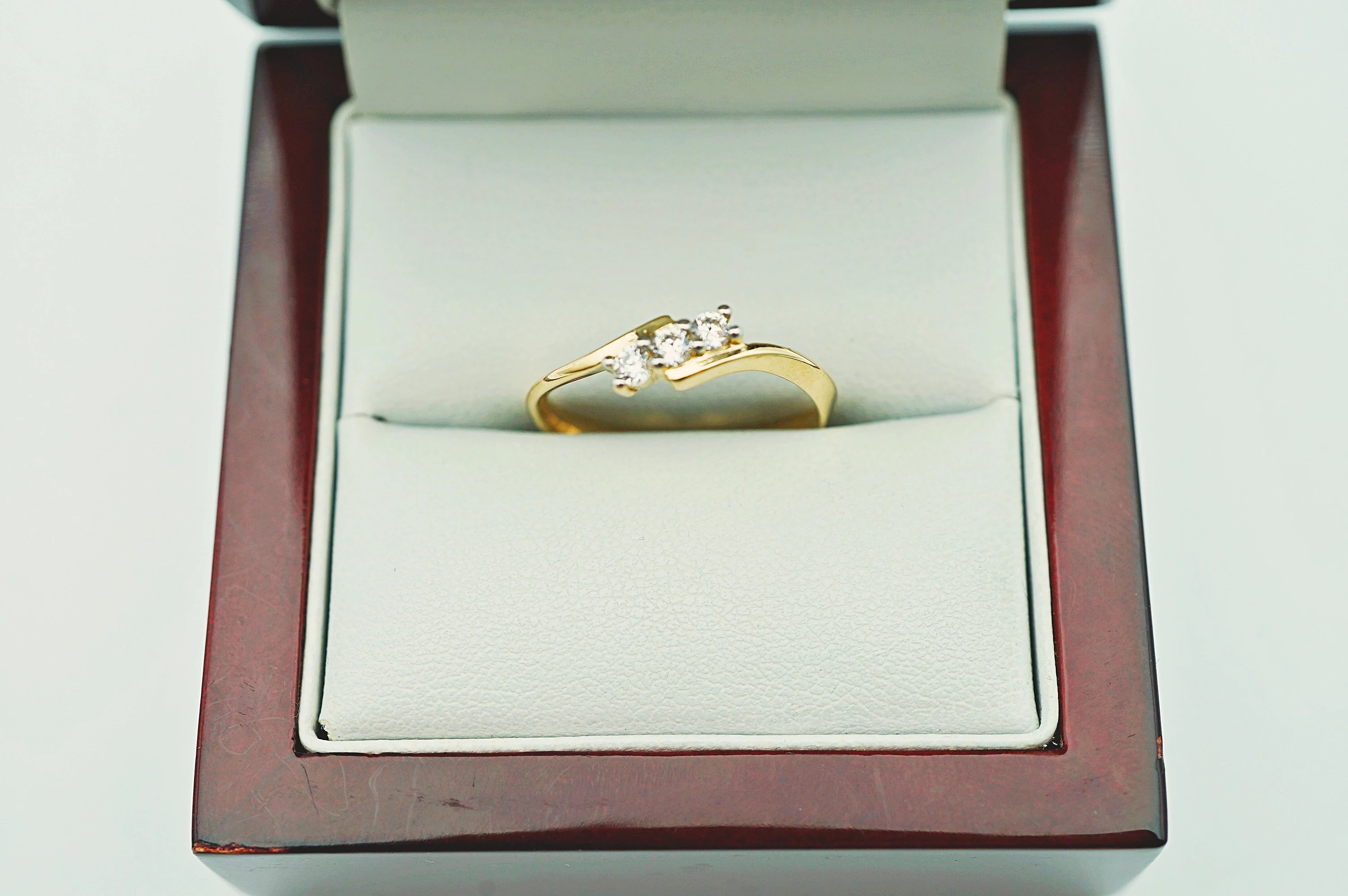 zloty-pierscionek-z-trzema-cyrkoniami-pr585-14k-r16-210g-stan-11323-2