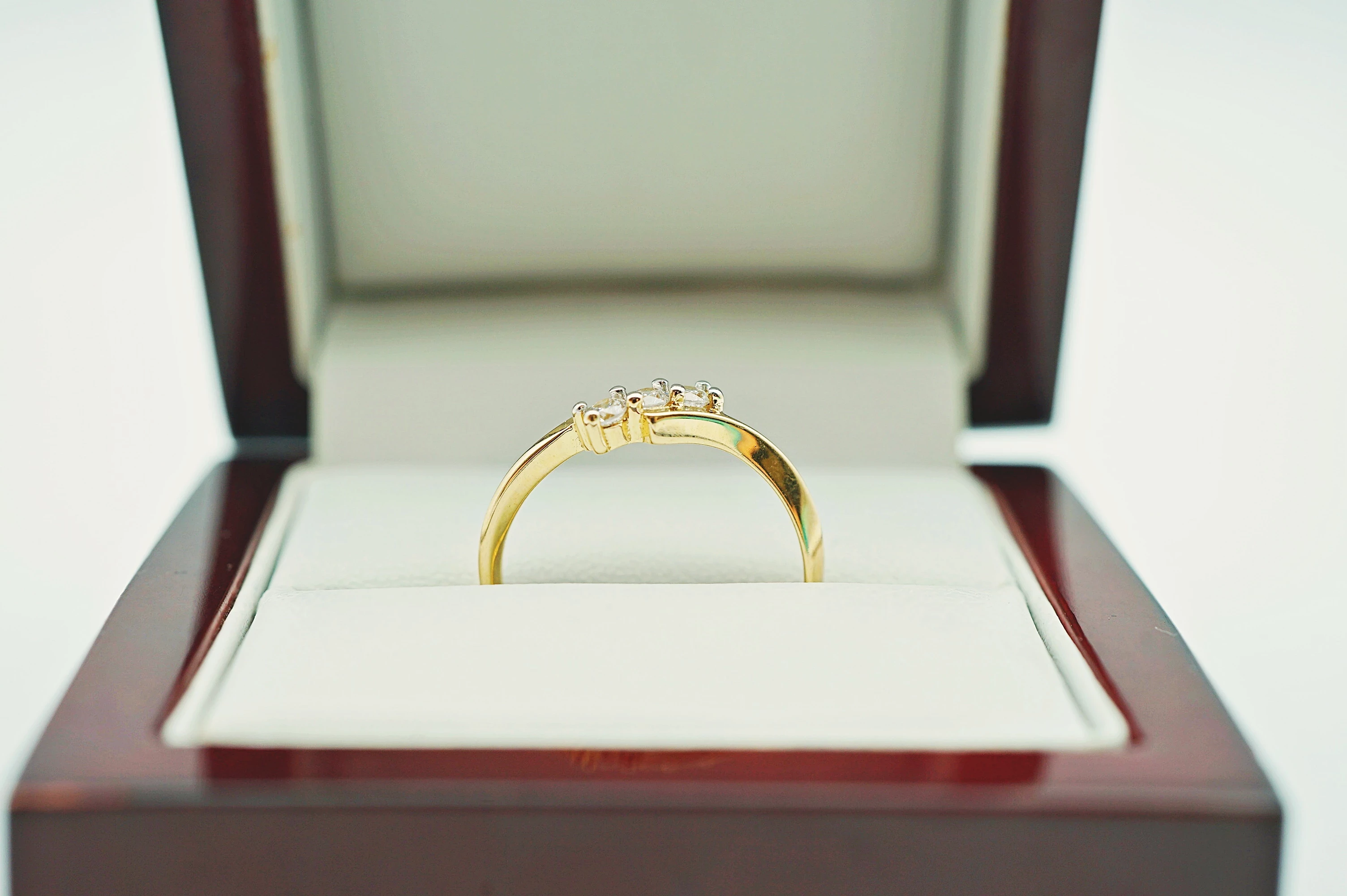 zloty-pierscionek-z-trzema-cyrkoniami-pr585-14k-r16-210g-rozmiarsrednica-wew-mm-372-16