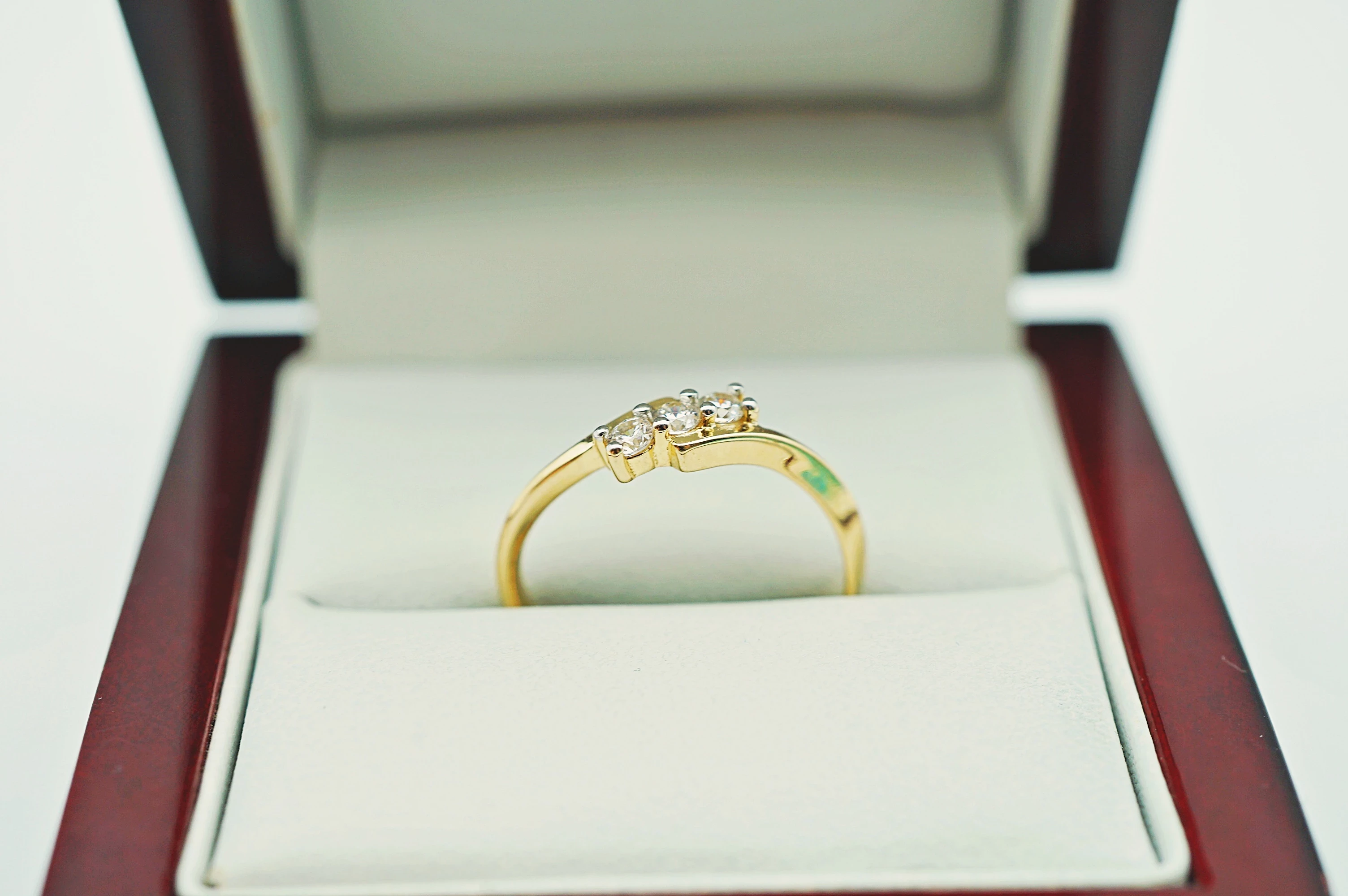 zloty-pierscionek-z-trzema-cyrkoniami-pr585-14k-r16-210g-material-15835-2