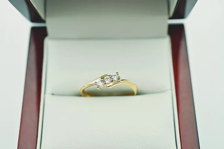 zloty-pierscionek-z-trzema-cyrkoniami-pr585-14k-r16-210g-glogowska-160-poznan