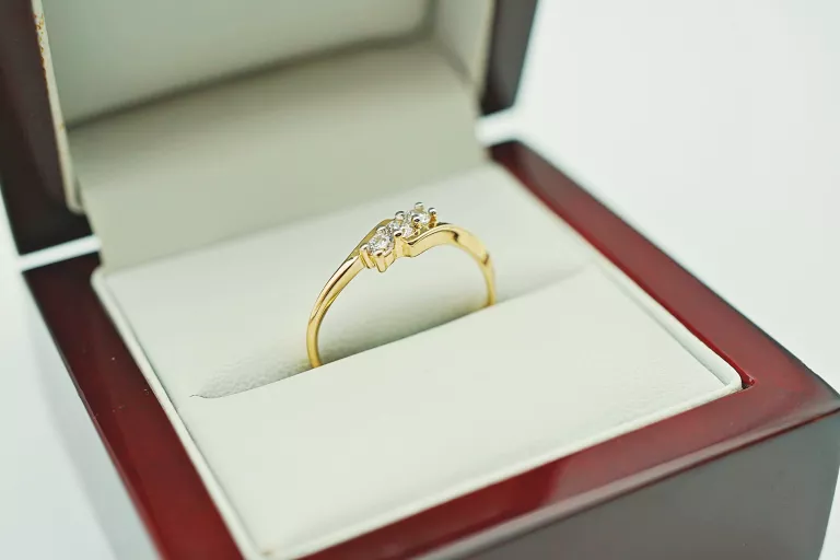 zloty-pierscionek-z-trzema-cyrkoniami-pr585-14k-r16-210g-kamien-17088-128