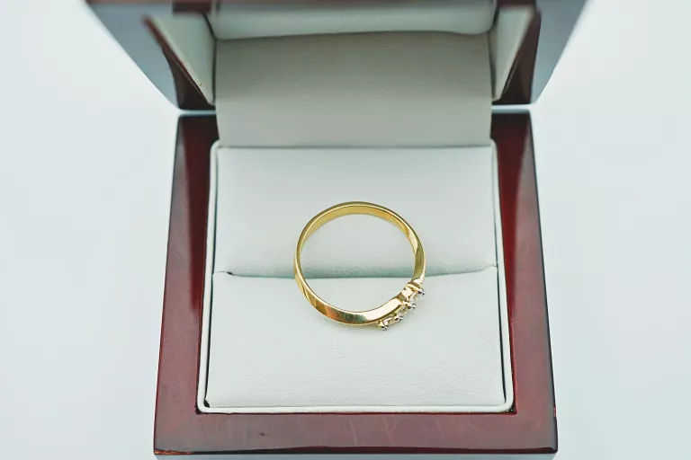 zloty-pierscionek-z-trzema-cyrkoniami-pr585-14k-r16-210g-plec-15851-1