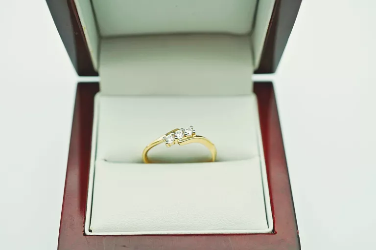 zloty-pierscionek-z-trzema-cyrkoniami-pr585-14k-r16-210g-waga-210