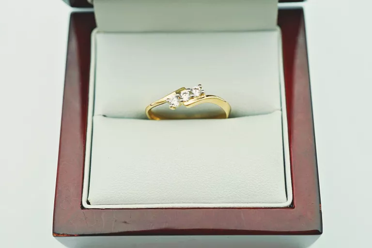 zloty-pierscionek-z-trzema-cyrkoniami-pr585-14k-r16-210g-stan-11323-2