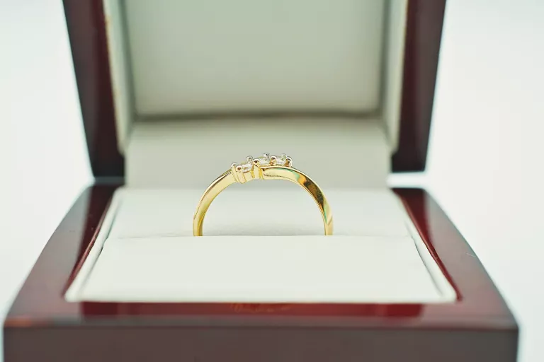 zloty-pierscionek-z-trzema-cyrkoniami-pr585-14k-r16-210g-rozmiarsrednica-wew-mm-372-16