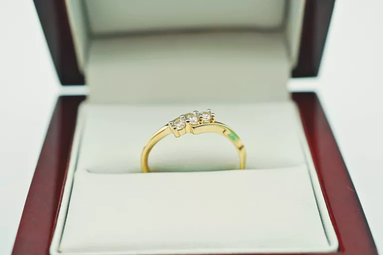 zloty-pierscionek-z-trzema-cyrkoniami-pr585-14k-r16-210g-material-15835-2