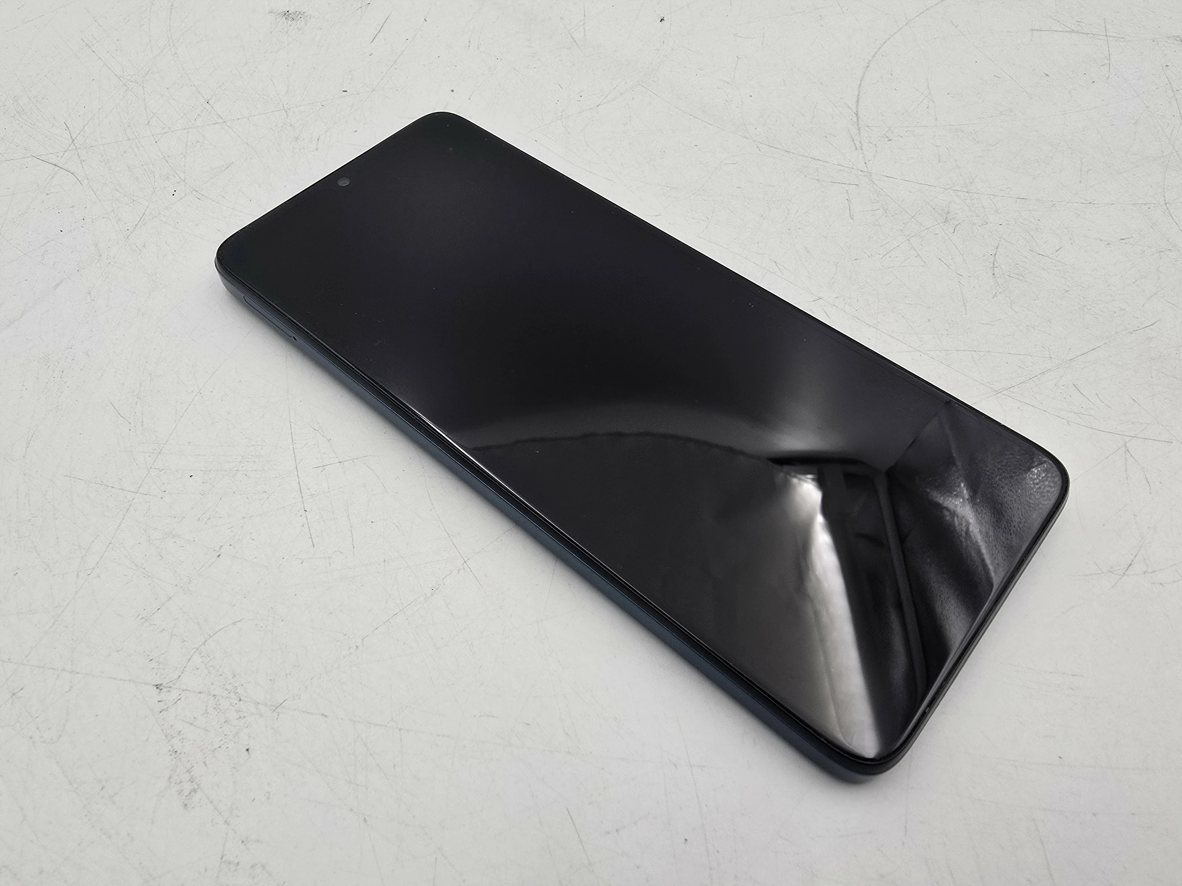 smartfon-motorola-moto-g06-power-464gb-688-120hz-farbiarska-22e-mosina