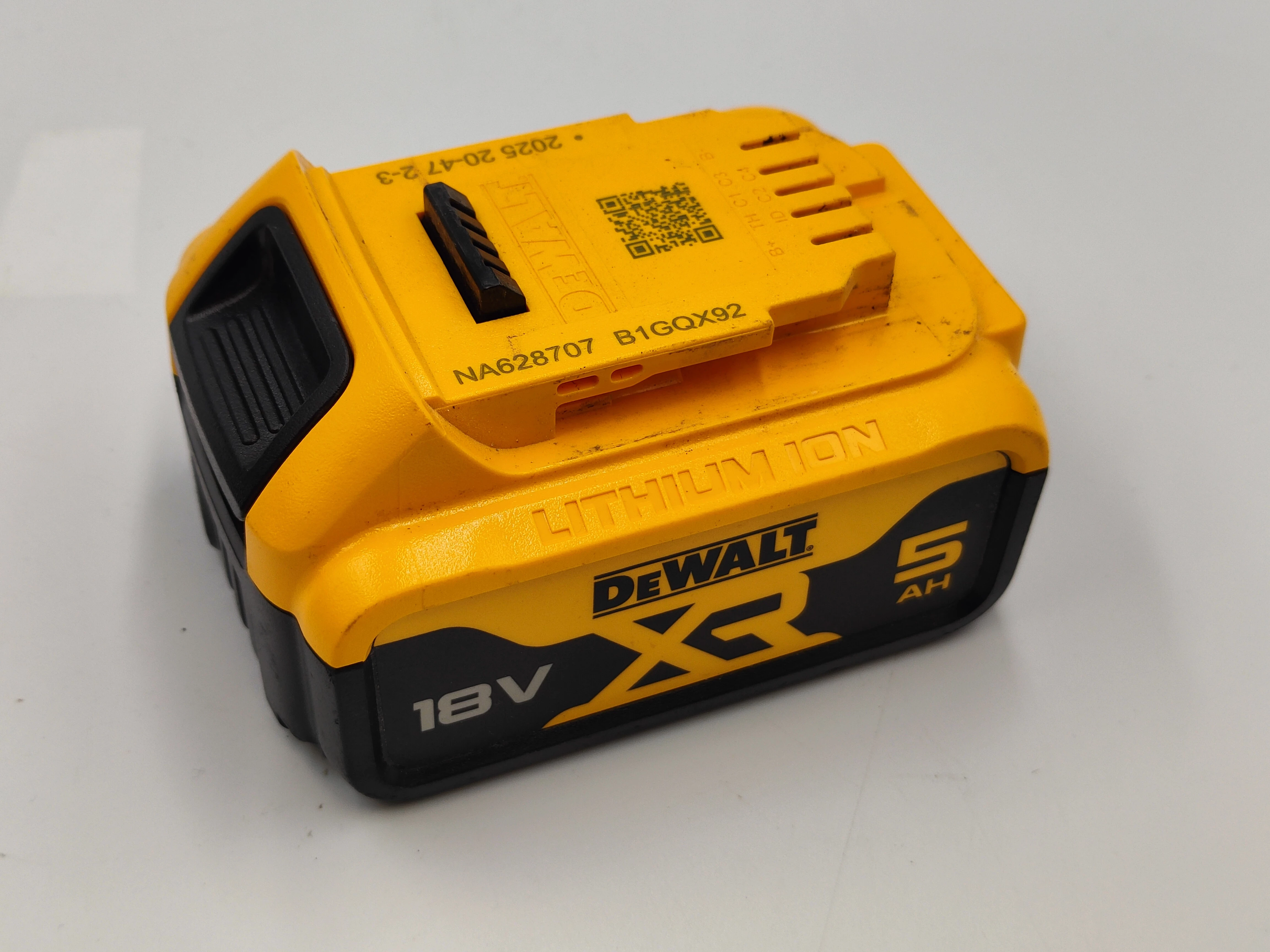 mlotowiertarka-dewalt-dch133-aku-18-v-typ-uchwytu-128474-1
