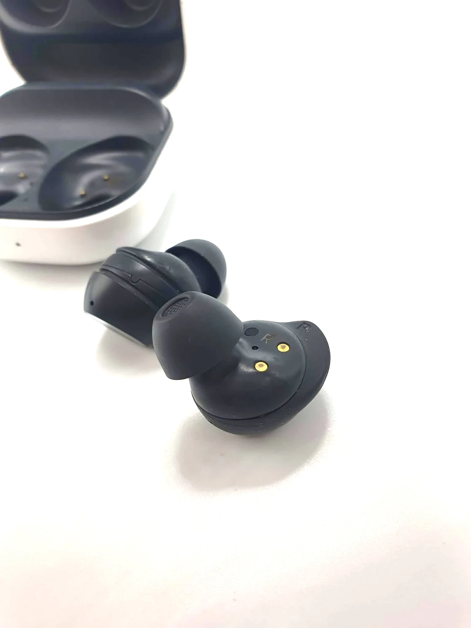 sluchawki-samsung-buds-fe-stan-11323-2