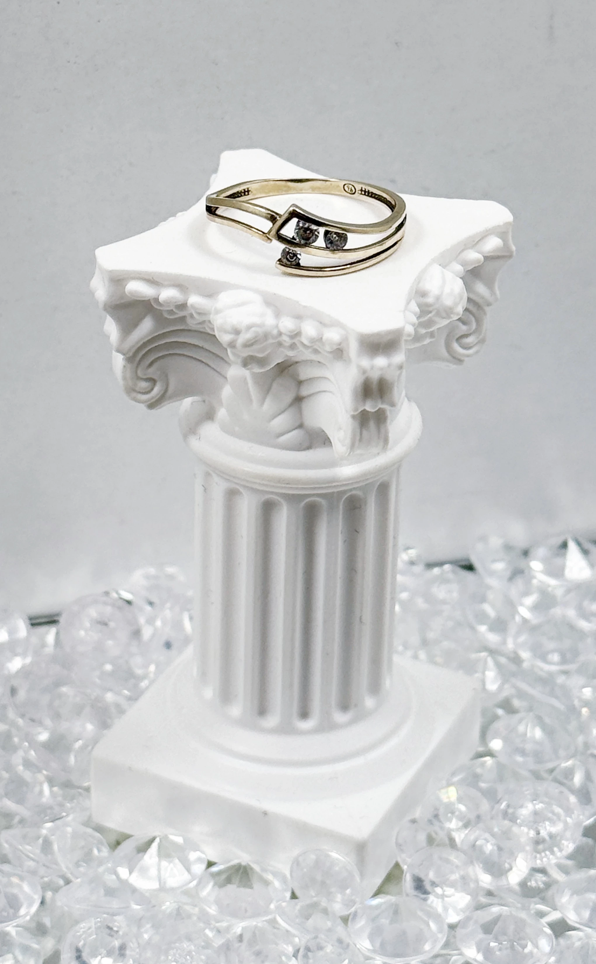 sliczny-zloty-pierscionek-z-cyrkoniami-9-karatow-r16-kosciuszki-159-wroclaw-gracja