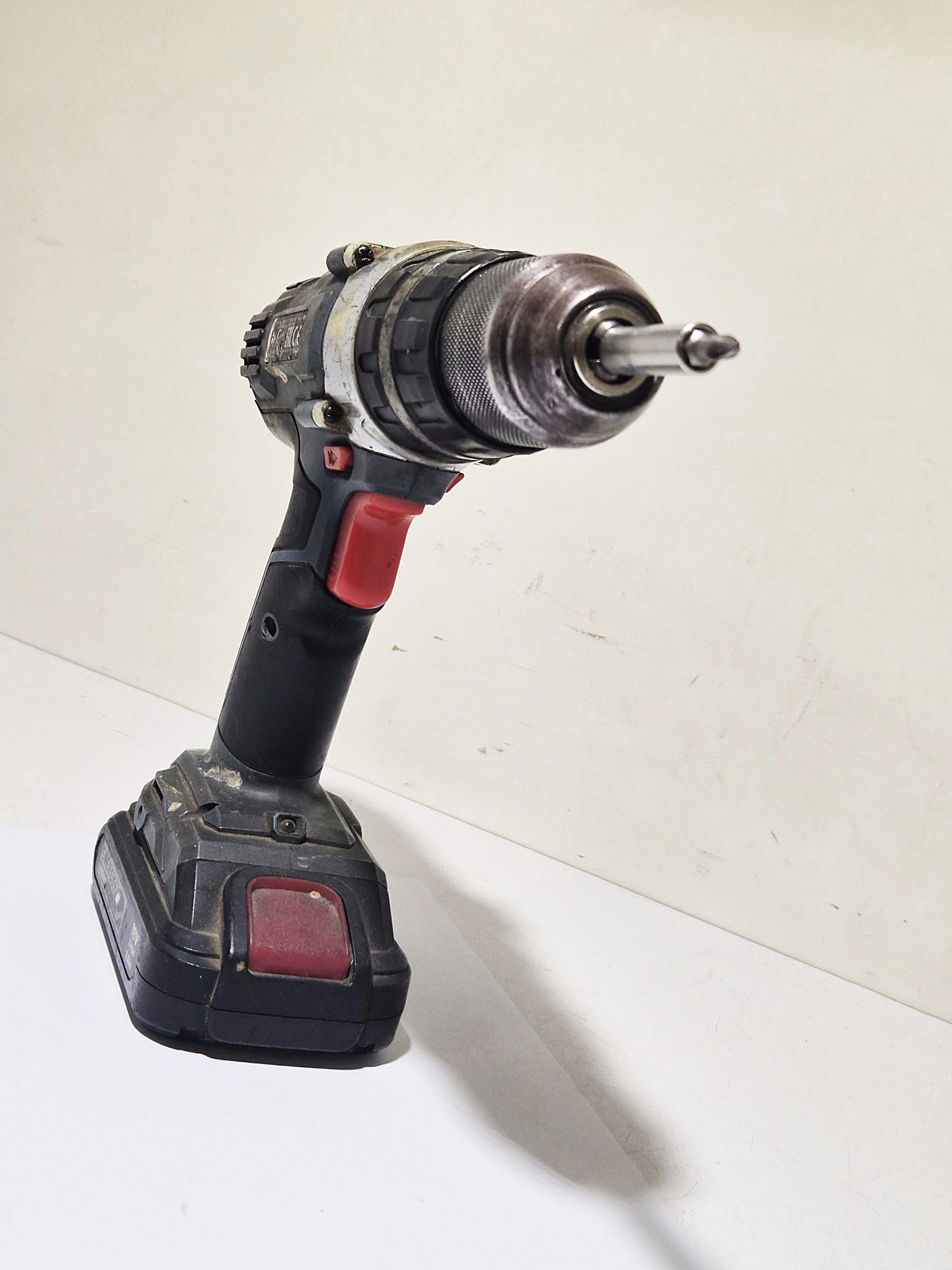 wkretarka-graphite-58g010-ladowarka-akumulator-pojemnosc-akumulatora-000