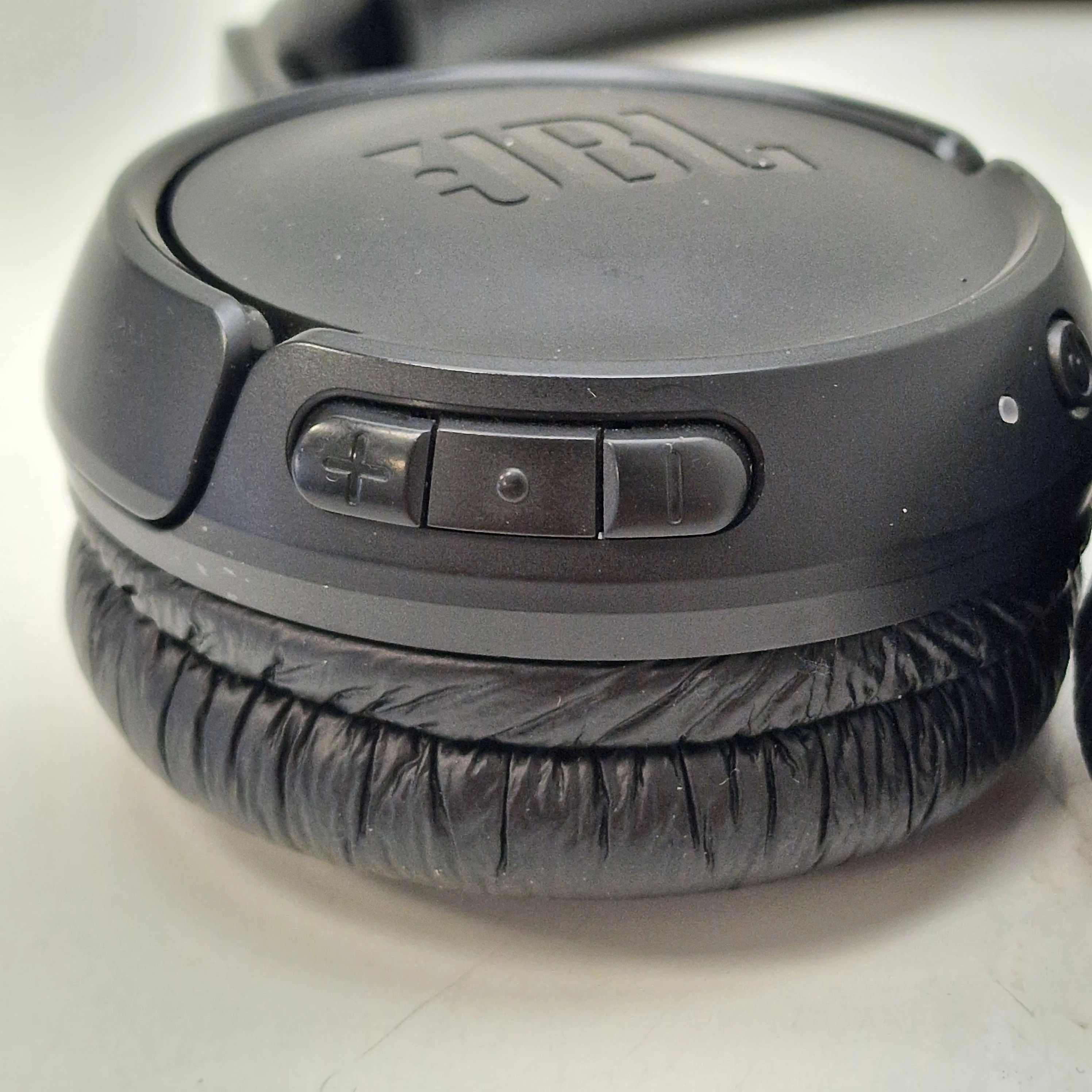 sluchawki-nauszne-jbl-tune-525bt-czarne-stan-11323-2