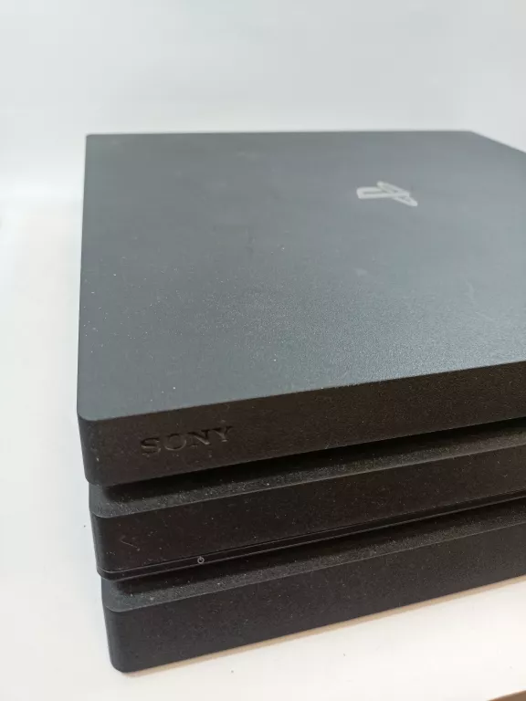 konsola-sony-ps4-pro-at-sprawdz-liczba-kontrolerow-w-zestawie-205994-225550