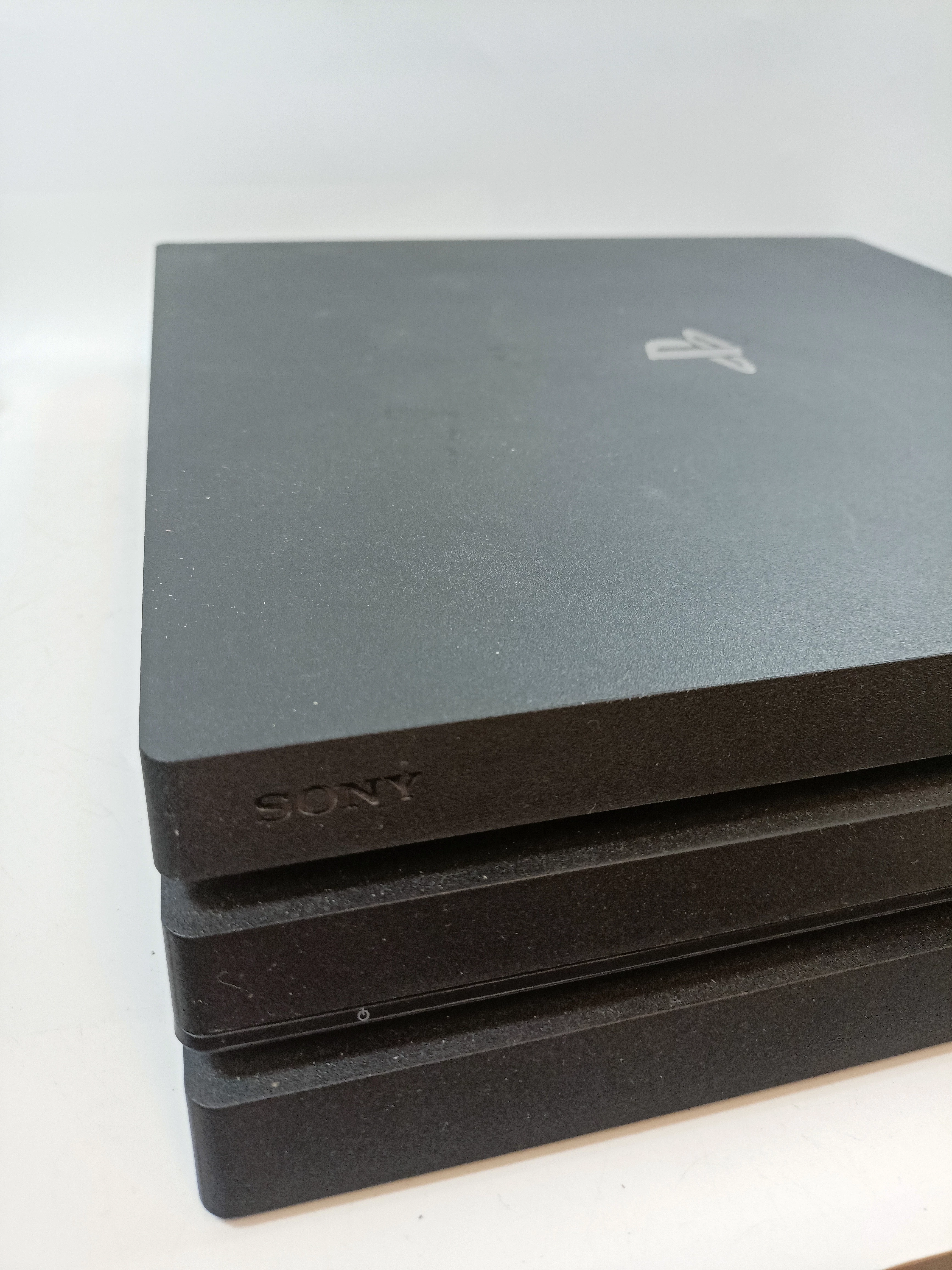 konsola-sony-ps4-pro-at-sprawdz-liczba-kontrolerow-w-zestawie-205994-225550