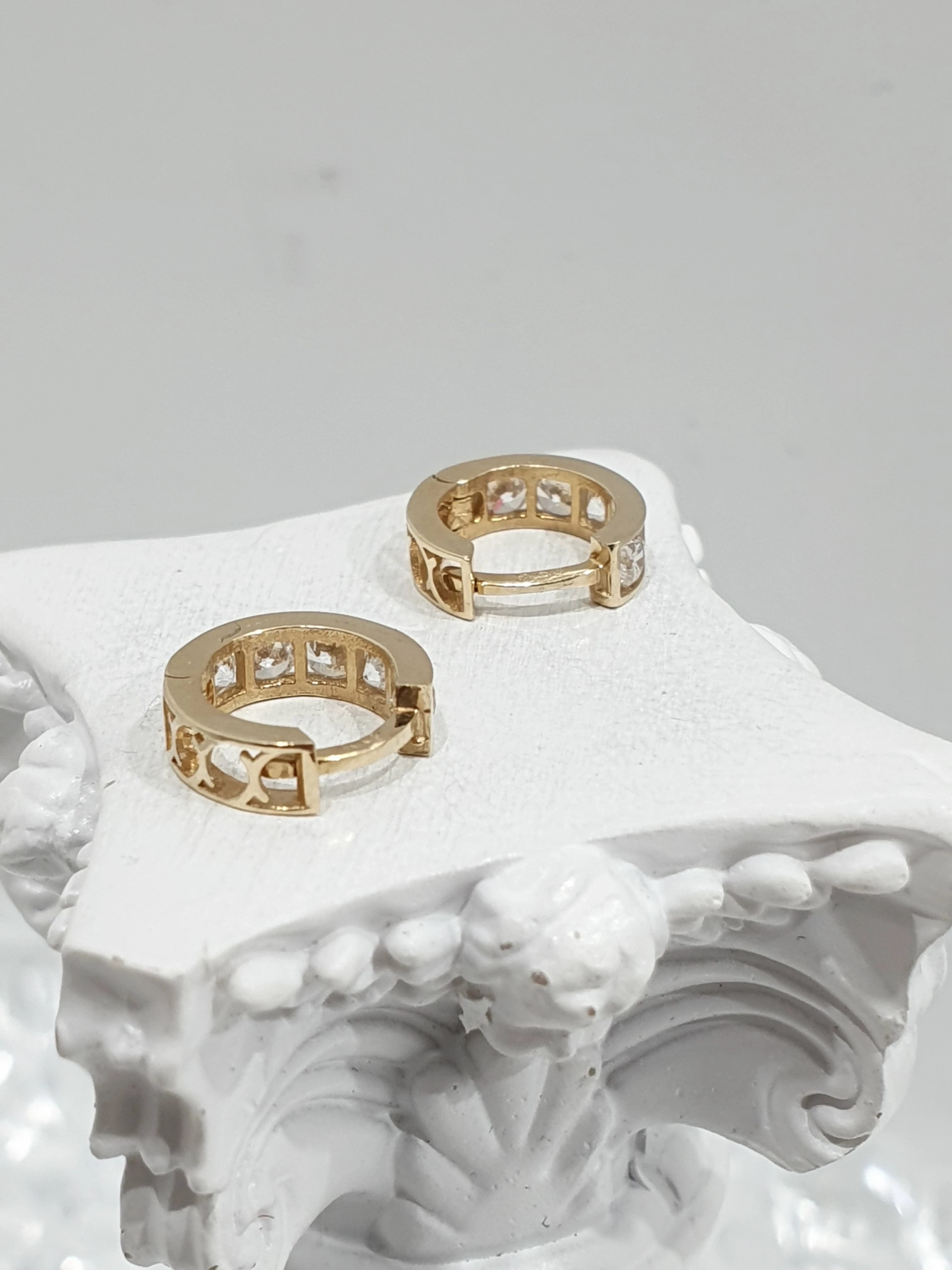 delikatne-zlote-kolczyki-099g-585-07cm-rodzaj-2205-2