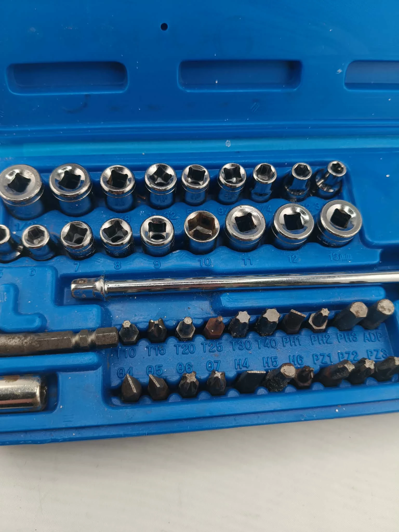 zestaw-kluczy-nasadowych-bity-walizka-klucz-t-ean-gtin-4317784730020