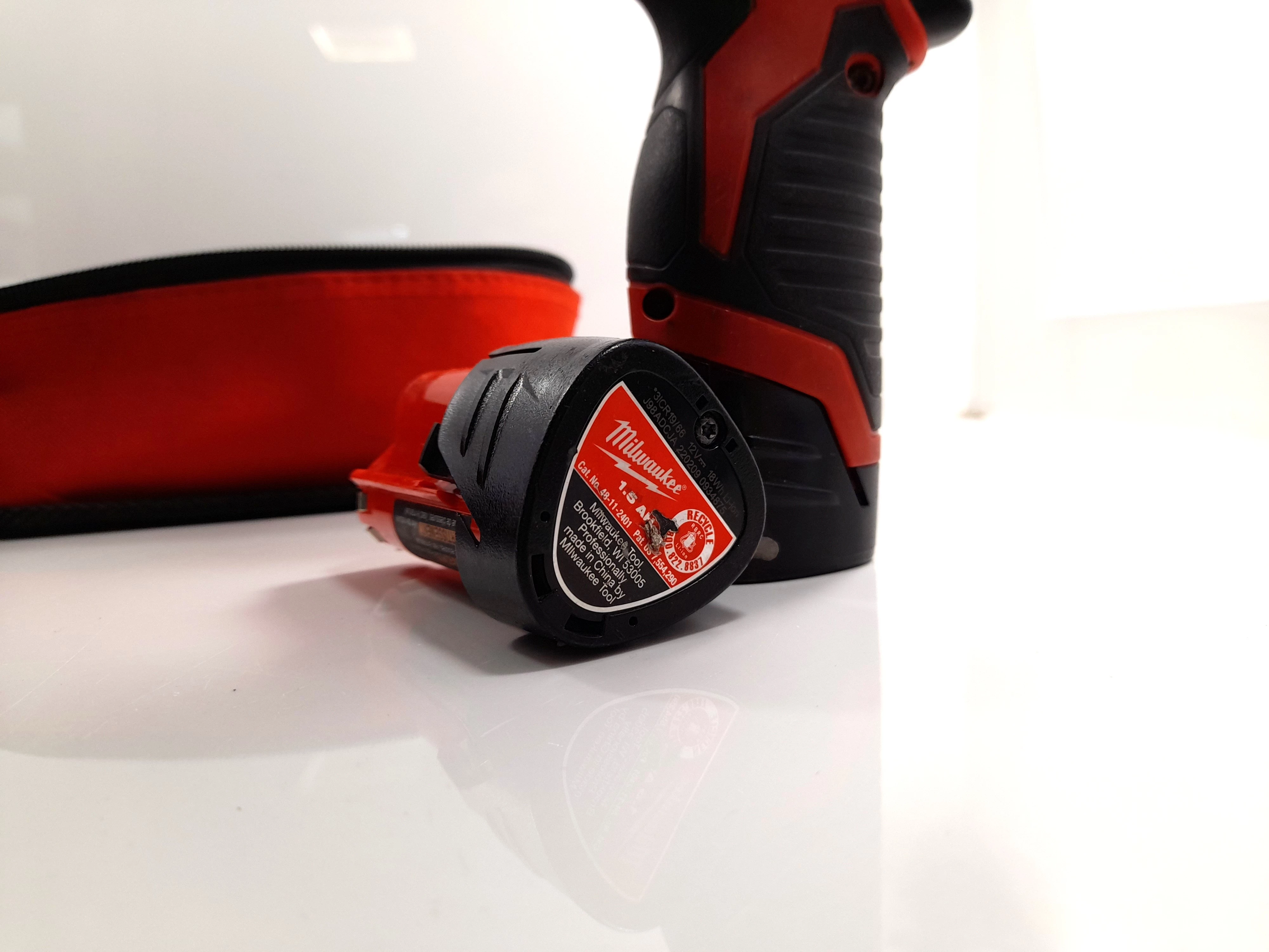 wkretarka-aku-milwaukee-m12-bdd-0-60ah-etui-pojemnosc-akumulatora-200