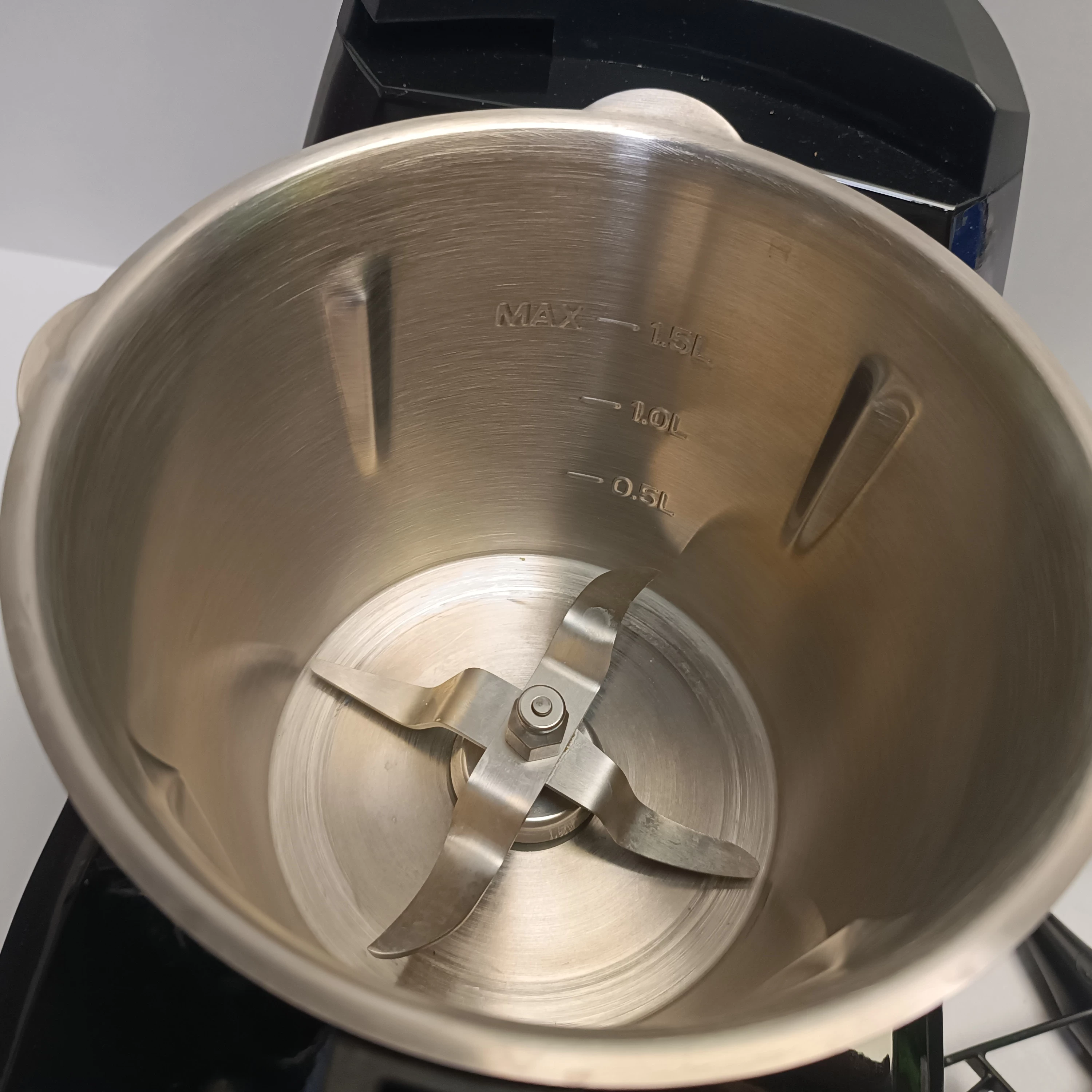 robot-kuchenny-silvercrest-mc-compact-smcc-1100-a1-1100w-15l-stan-11323-2