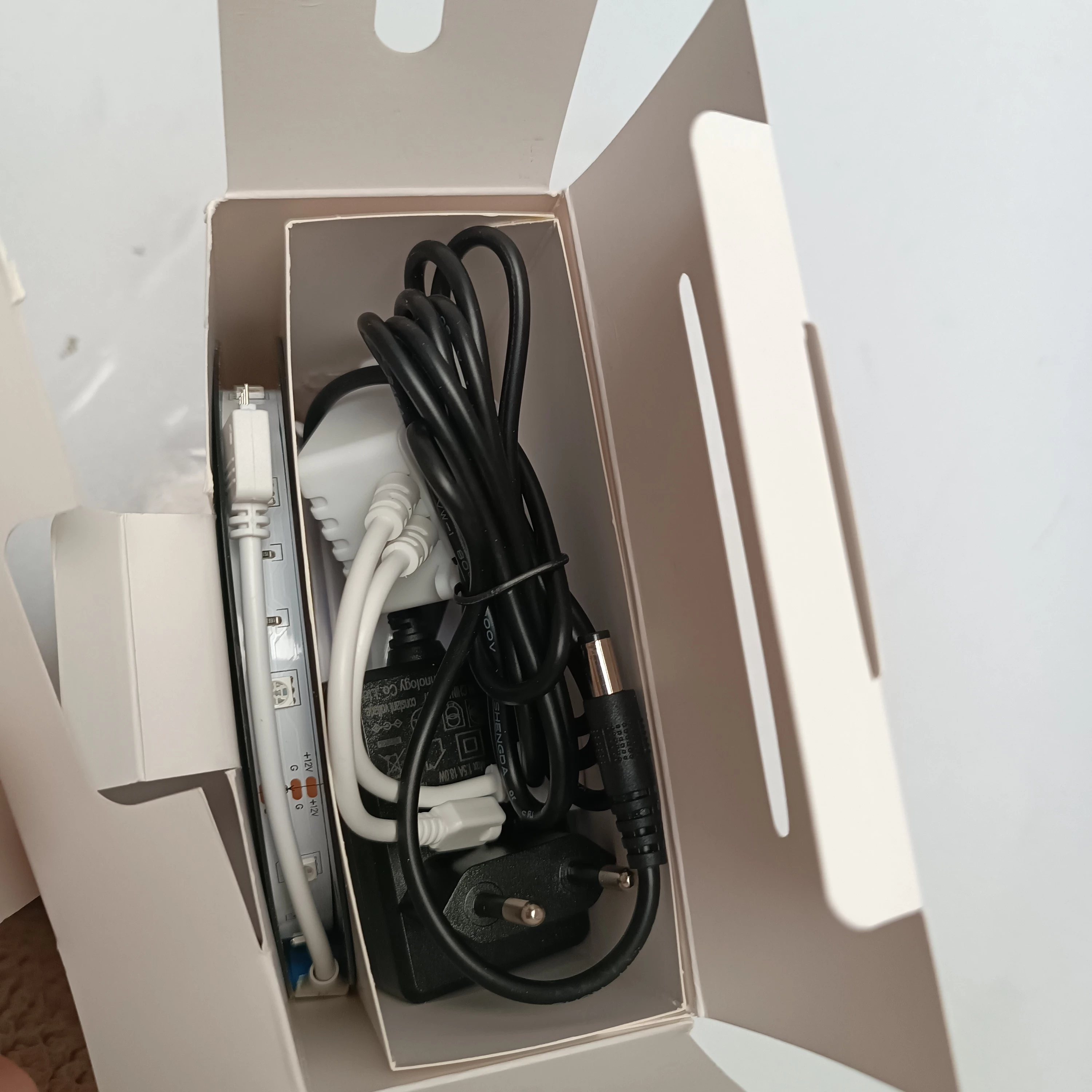 tasma-led-rgb-kolorowa-10m-smart-home-aplikacja-pilot-miganie-w-rytm-muzyk-barwa-swiatla-24234-4