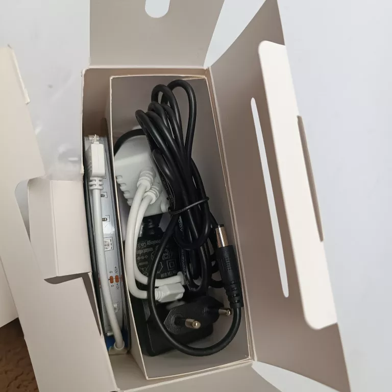 tasma-led-rgb-kolorowa-10m-smart-home-aplikacja-pilot-miganie-w-rytm-muzyk-napiecie-v-201513-208501