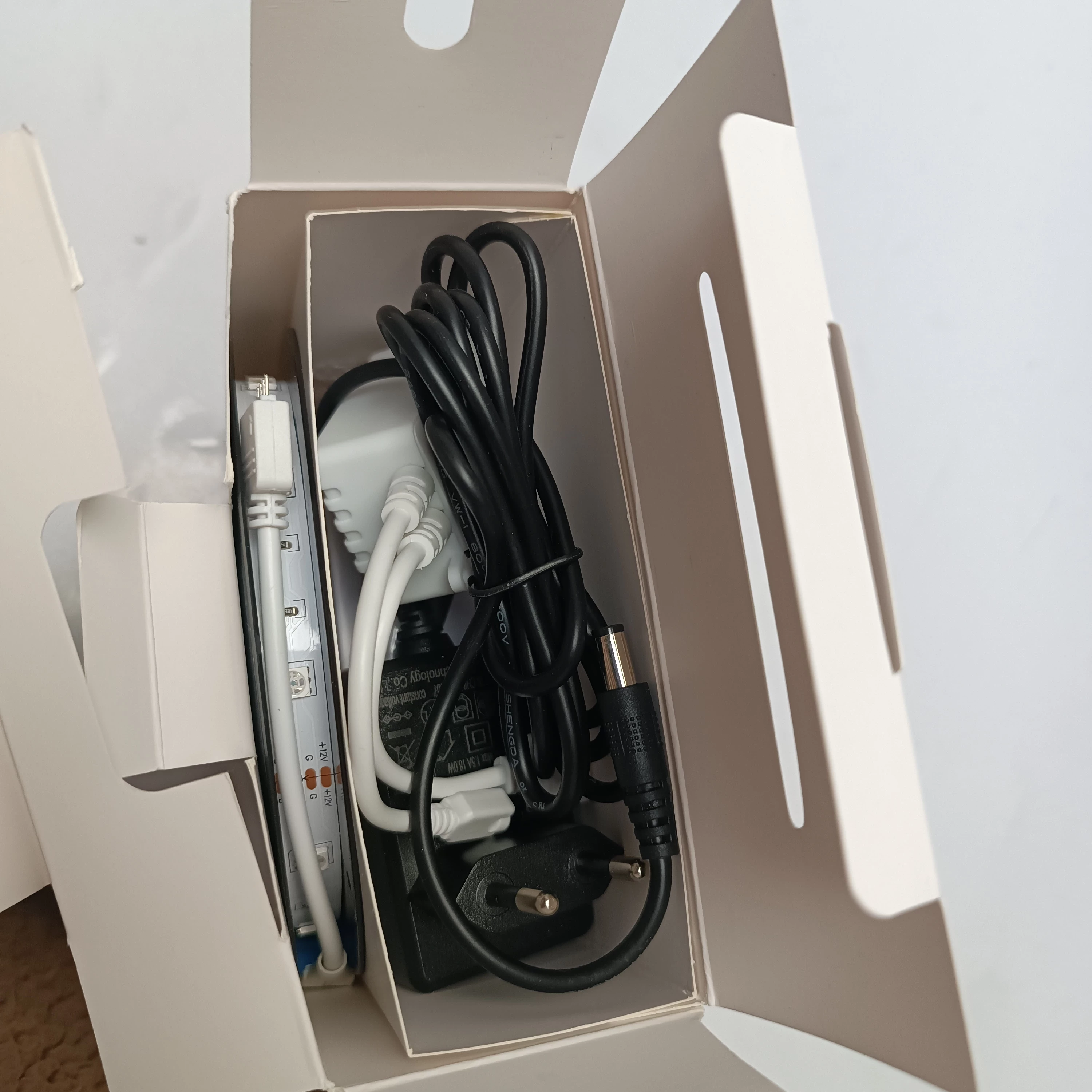 tasma-led-rgb-kolorowa-10m-smart-home-aplikacja-pilot-miganie-w-rytm-muzyk-napiecie-v-201513-208501