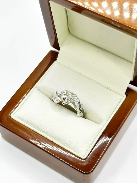 uroczy-damski-pierscionek-ze-srebra-proby-925-listki-r17-plac-3-maja-6-sj-luban-kamp