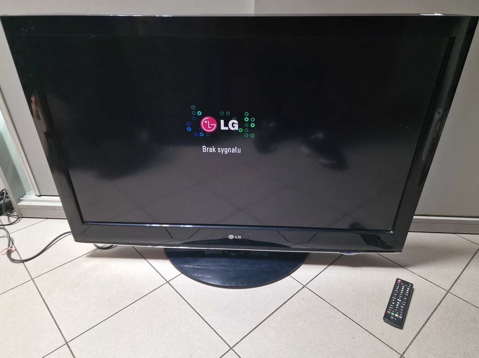 telewizor-lg-42lh3000-42-obroncow-pokoju-3-gubin