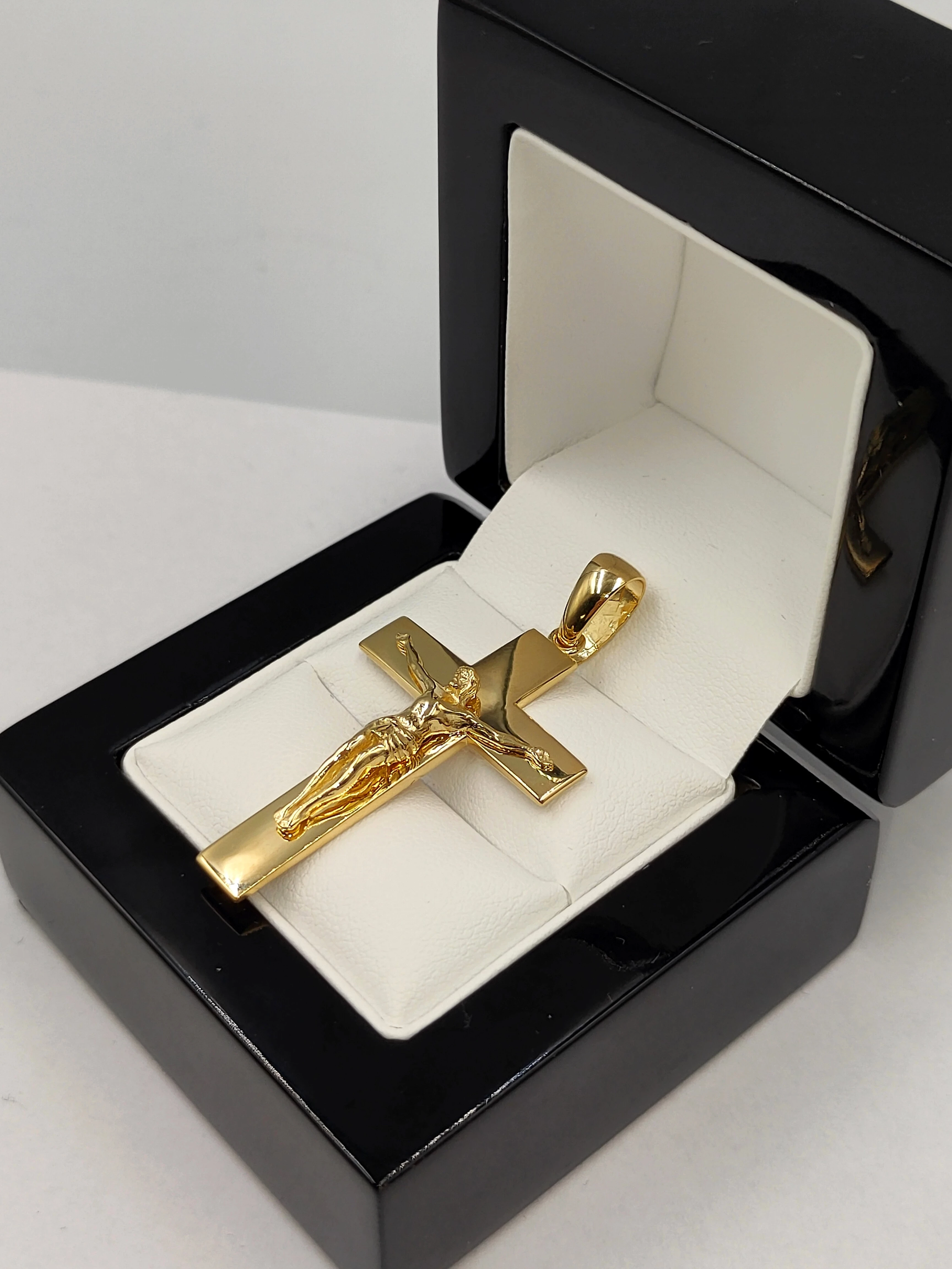 zlota-zawieszka-krzyz-z-wizerunkiem-jezusa-14k-585-585-stan-11323-2