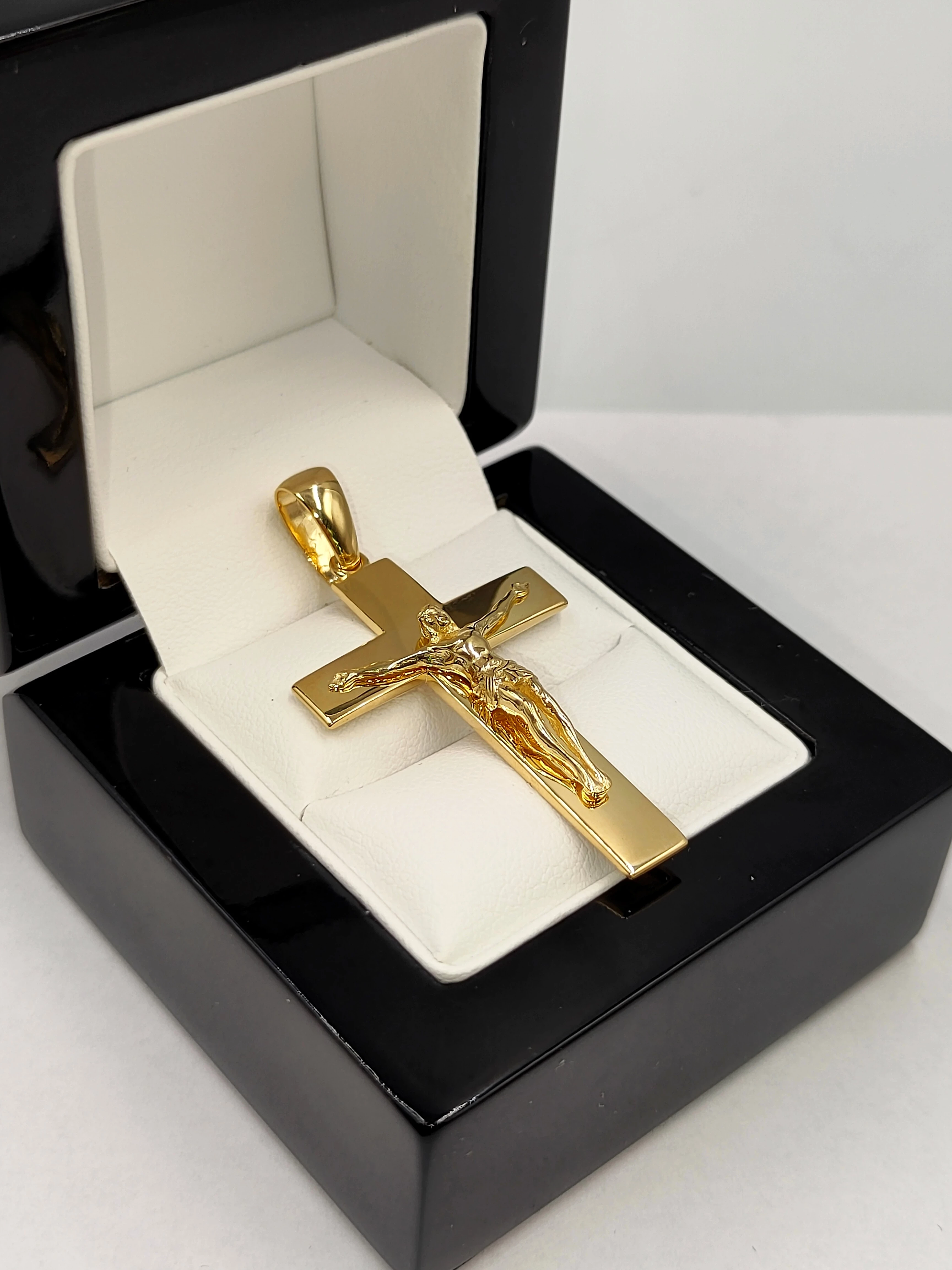 zlota-zawieszka-krzyz-z-wizerunkiem-jezusa-14k-585-585-wlotowa-5b-krakow