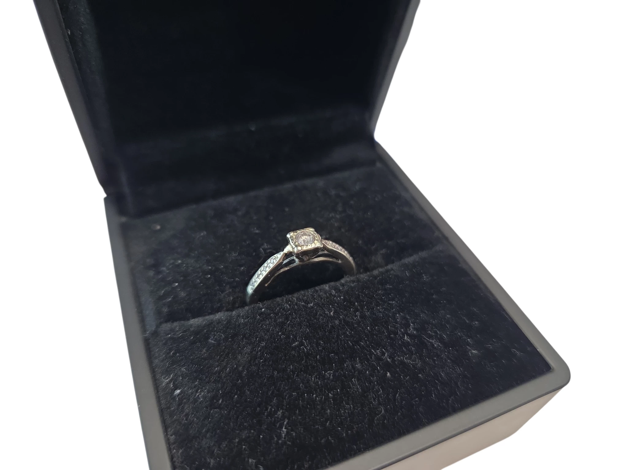 piekny-zloty-pierscionek-z-diamentem-375-136g-pilsudskiego-15a-kwidzyn