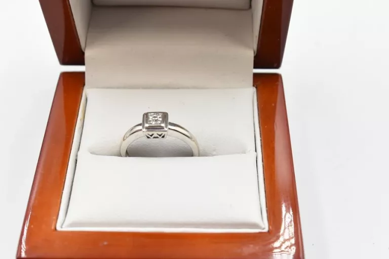 zloty-pierscionek-z-diamentami-250gpr585r9-ean-gtin-5905868206104