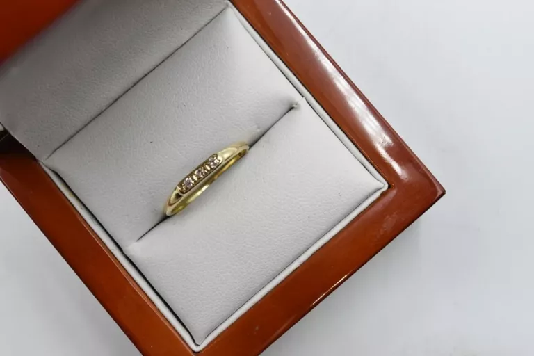 zloty-pierscionek-z-diamentami-137gpr585r13-stan-11323-2