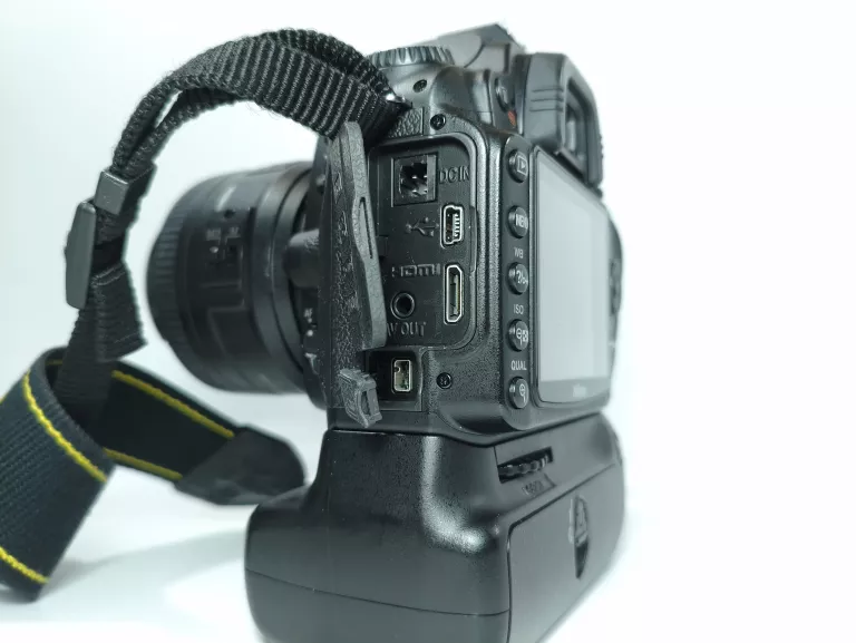 nikon-d90-nikon-dx-af-s-nikkor-35mm-11-8g-dostawka-nikon-mb-d80-w-zestawie-814-1