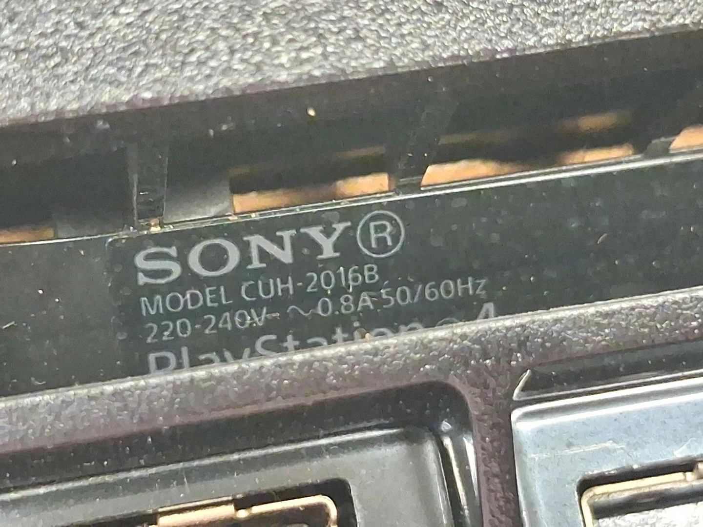 konsola-ps4-slim-1t-cuh-2016b-pad-angielskie-wejscie-przejsciowka-komunikacja-205986-2