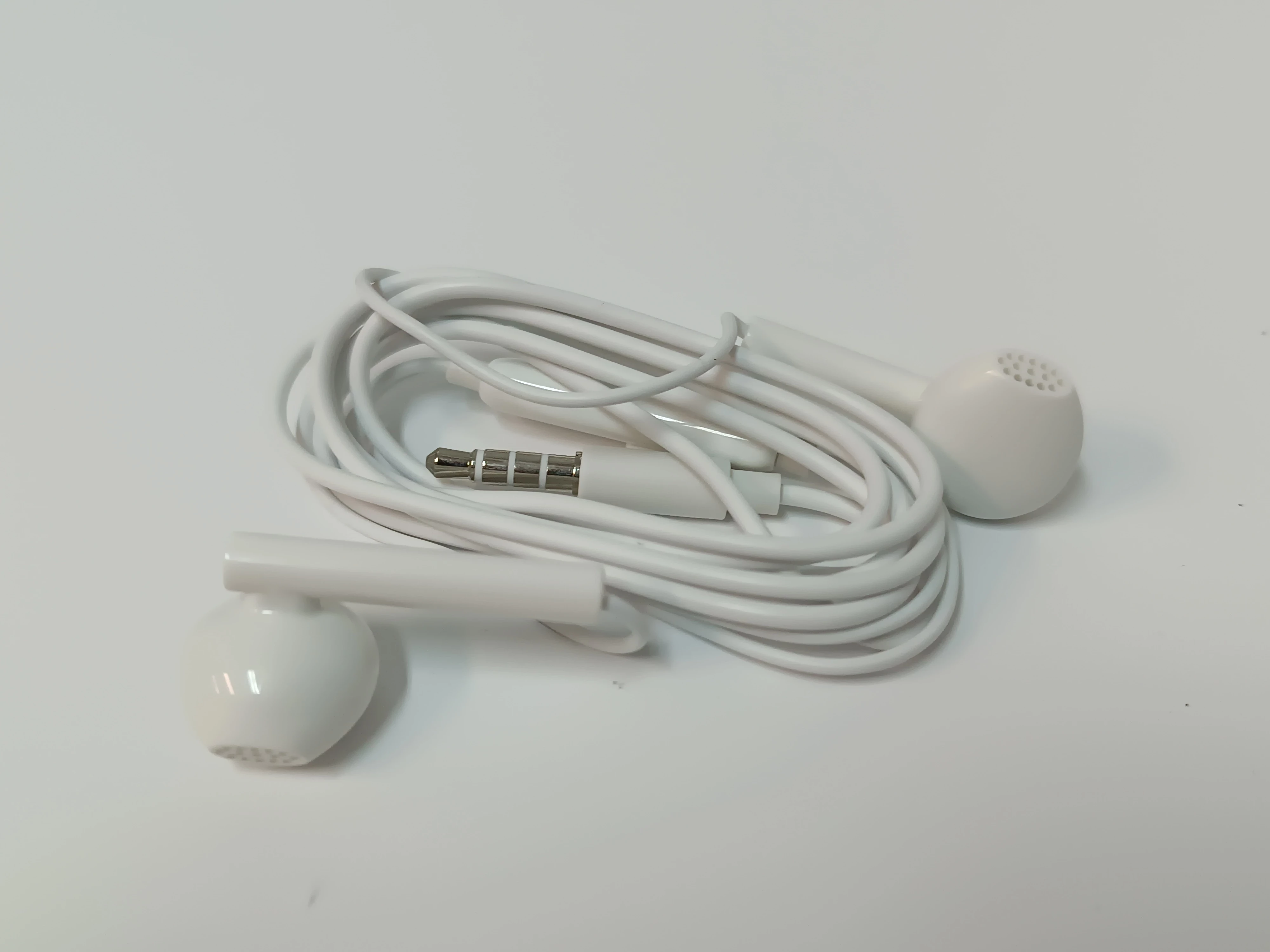 sluchawki-przewodowe-douszne-rodzaj-sluchawek-203681-217749