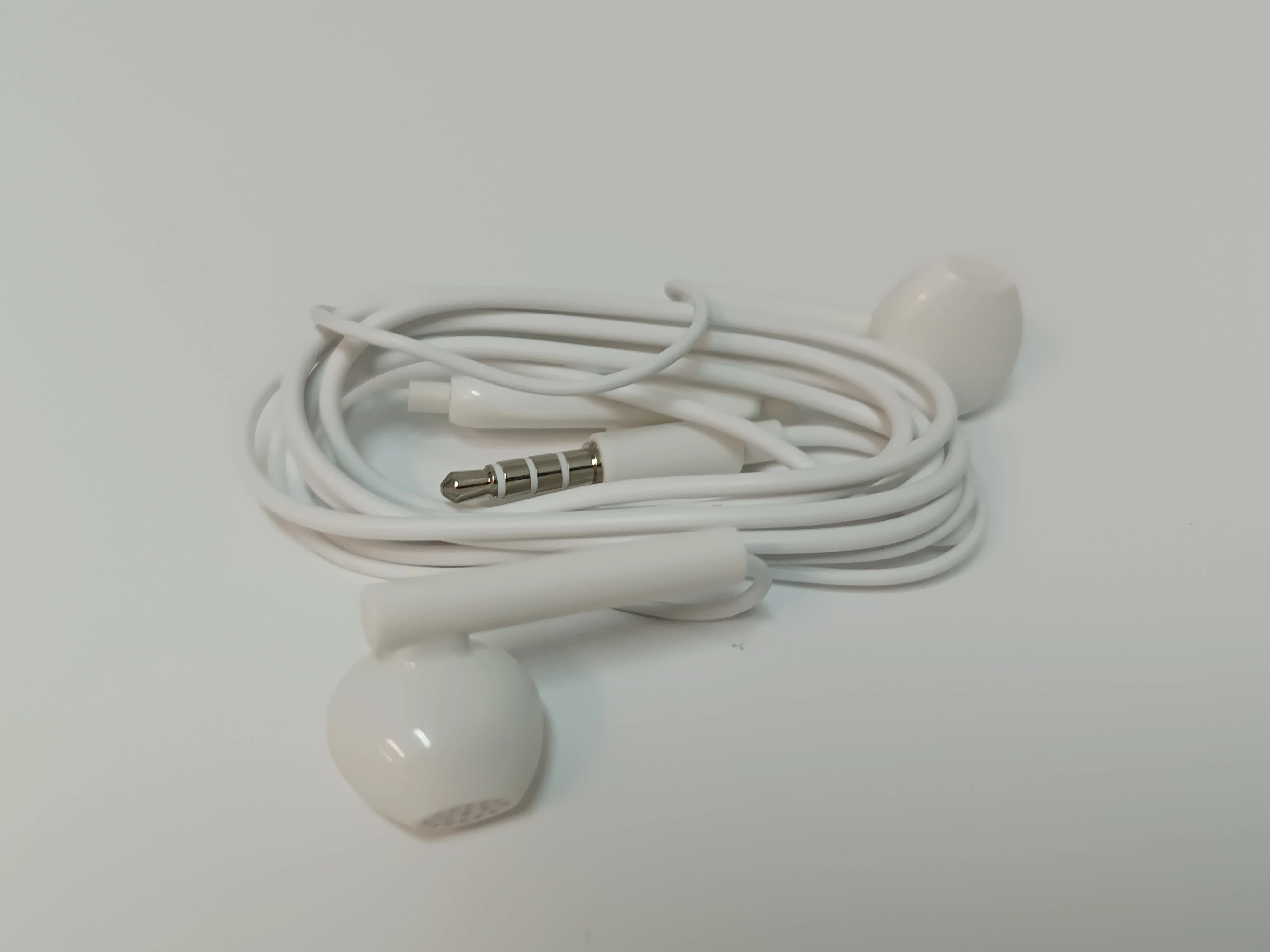 sluchawki-przewodowe-douszne-kolor-dominujacy-129357-2