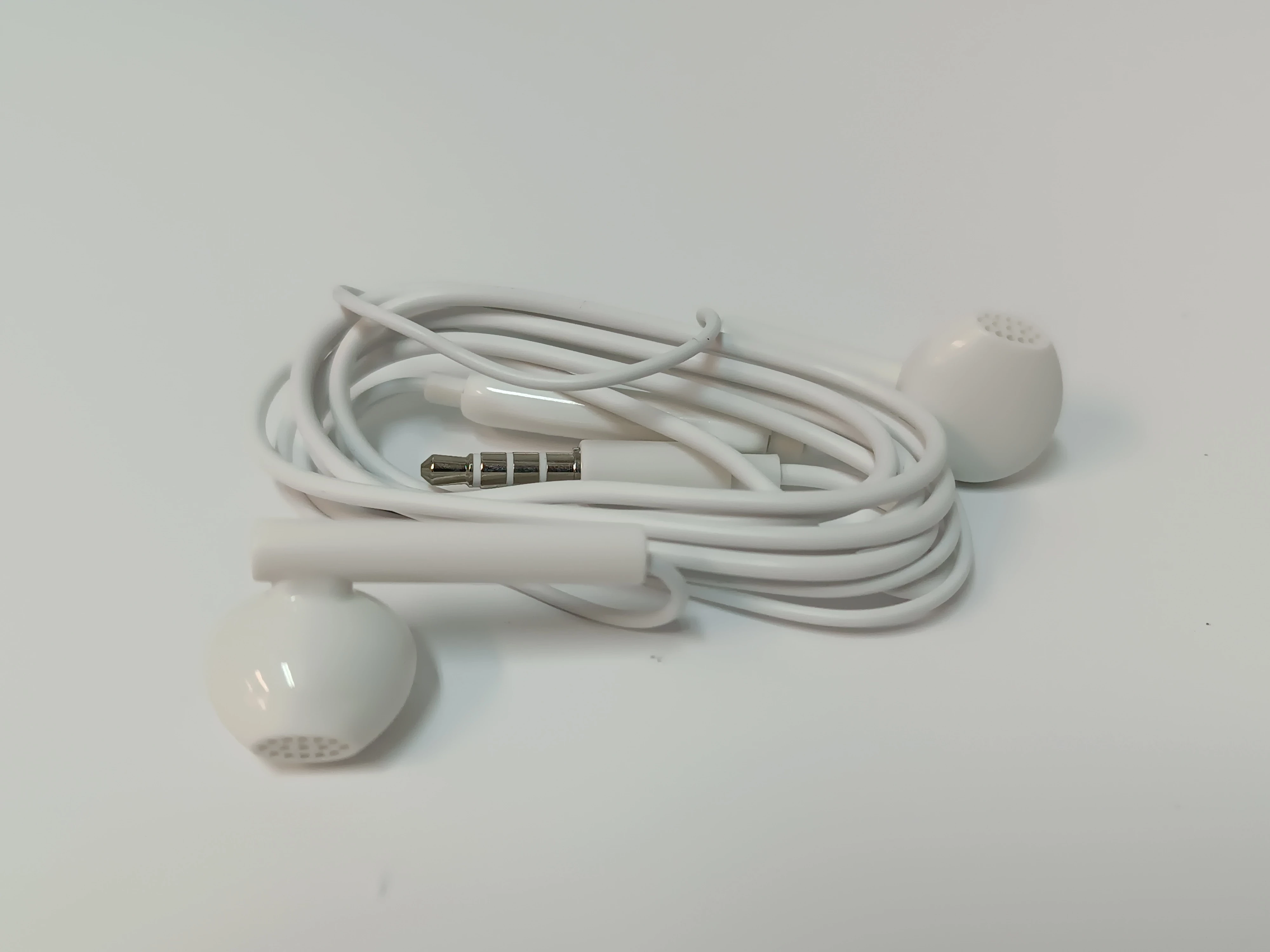 sluchawki-przewodowe-douszne-model-250441-1920803