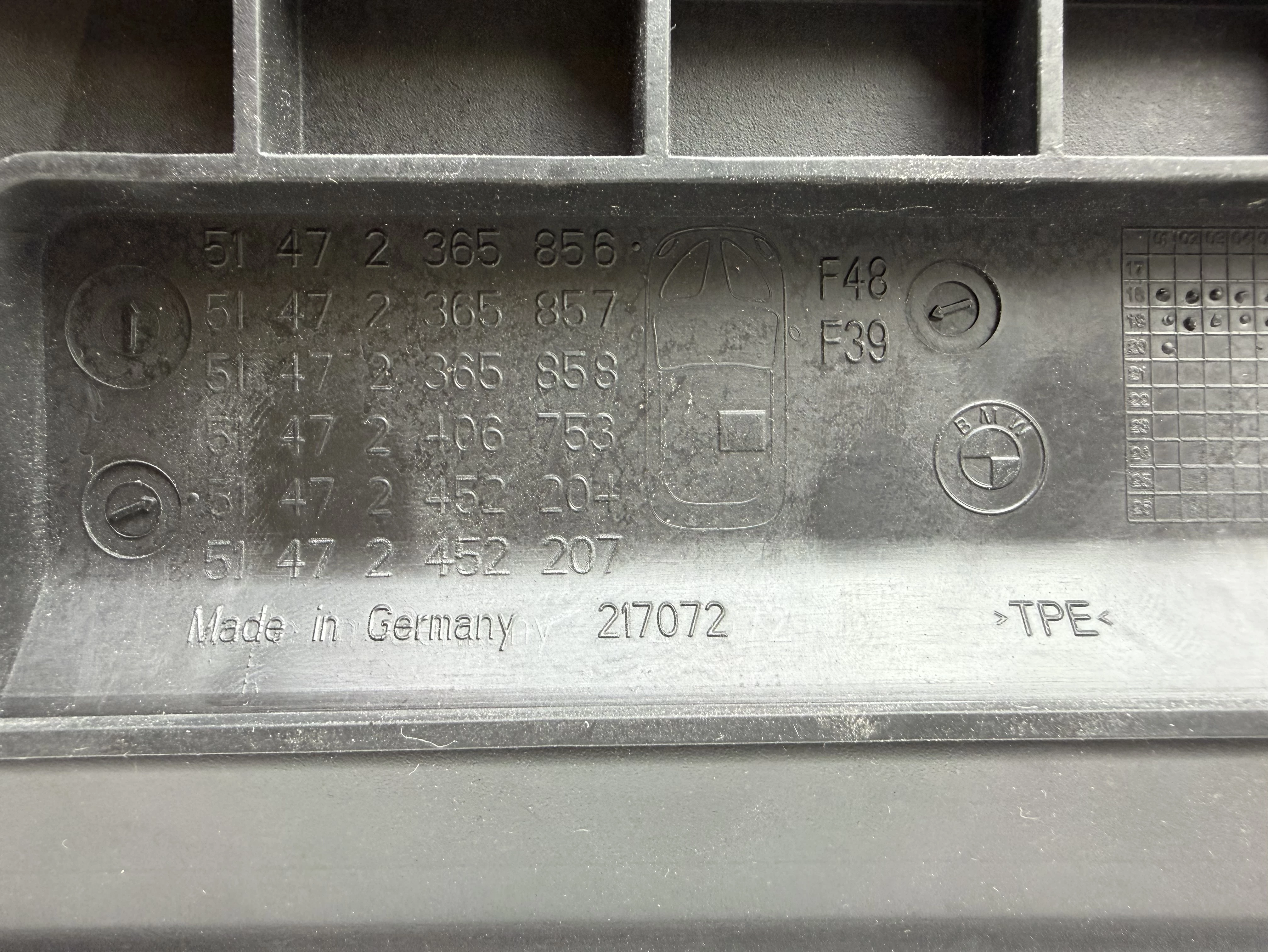 dywaniki-gumowe-bmw-x1-f48-x2-f39-komplet-numer-katalogowy-czesci-dywaniki-gumowe-wycieraczki-bmw-x2-f39-europa