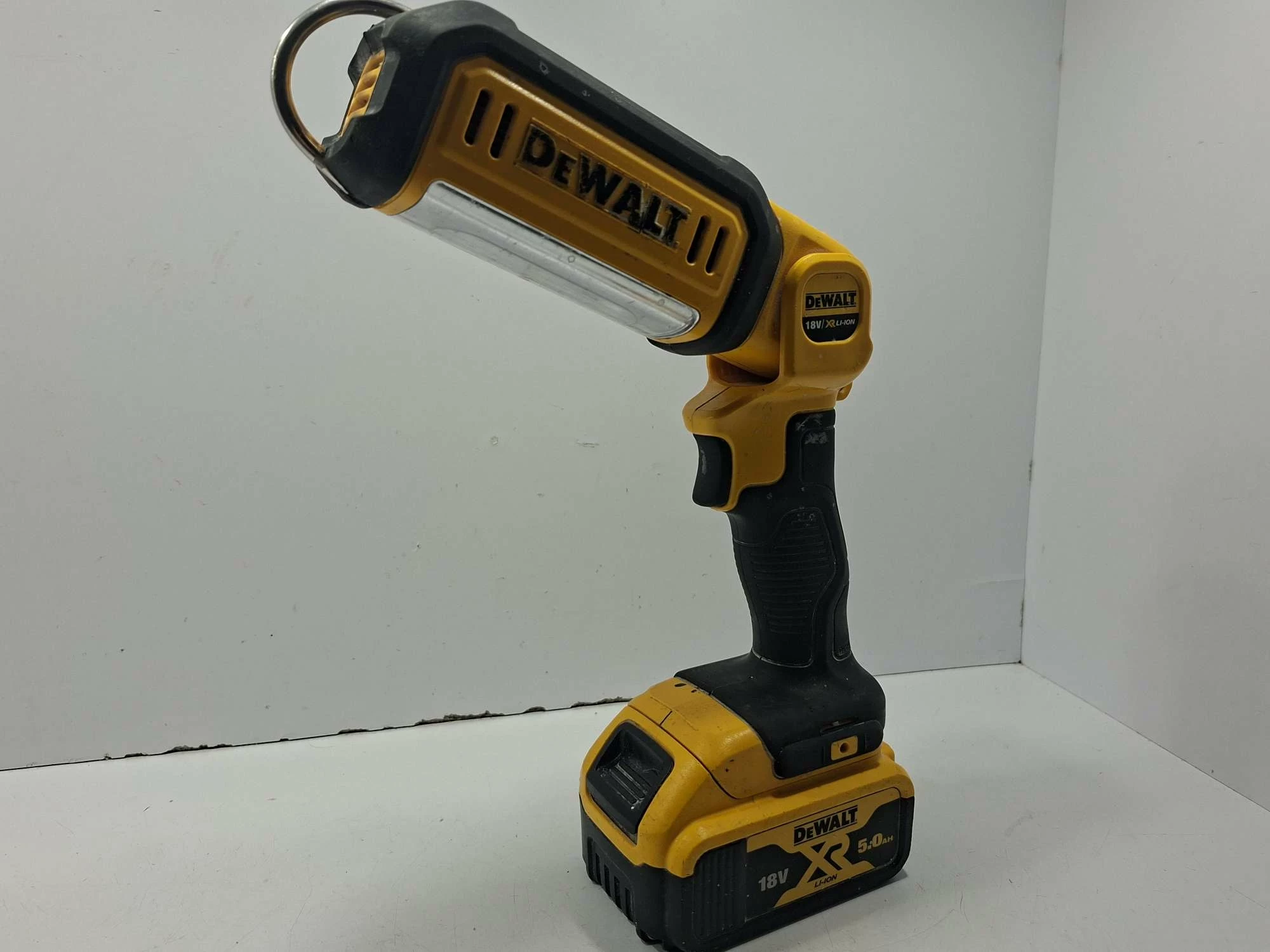 dewalt-dcl050d1-18v-latarka-lampa-akumulatorowa-led-xr-1000-bielska-45-plock