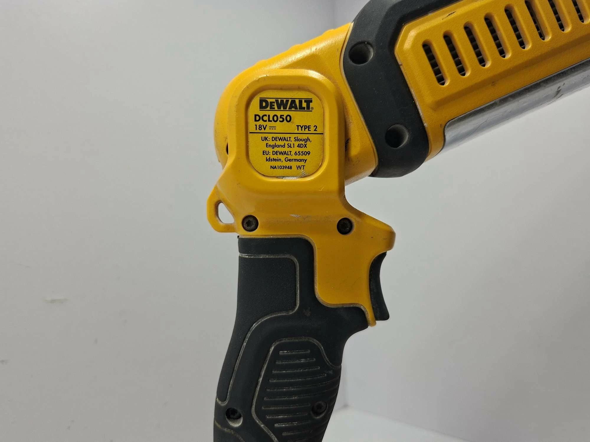 dewalt-dcl050d1-18v-latarka-lampa-akumulatorowa-led-xr-1000-stan-11323-2