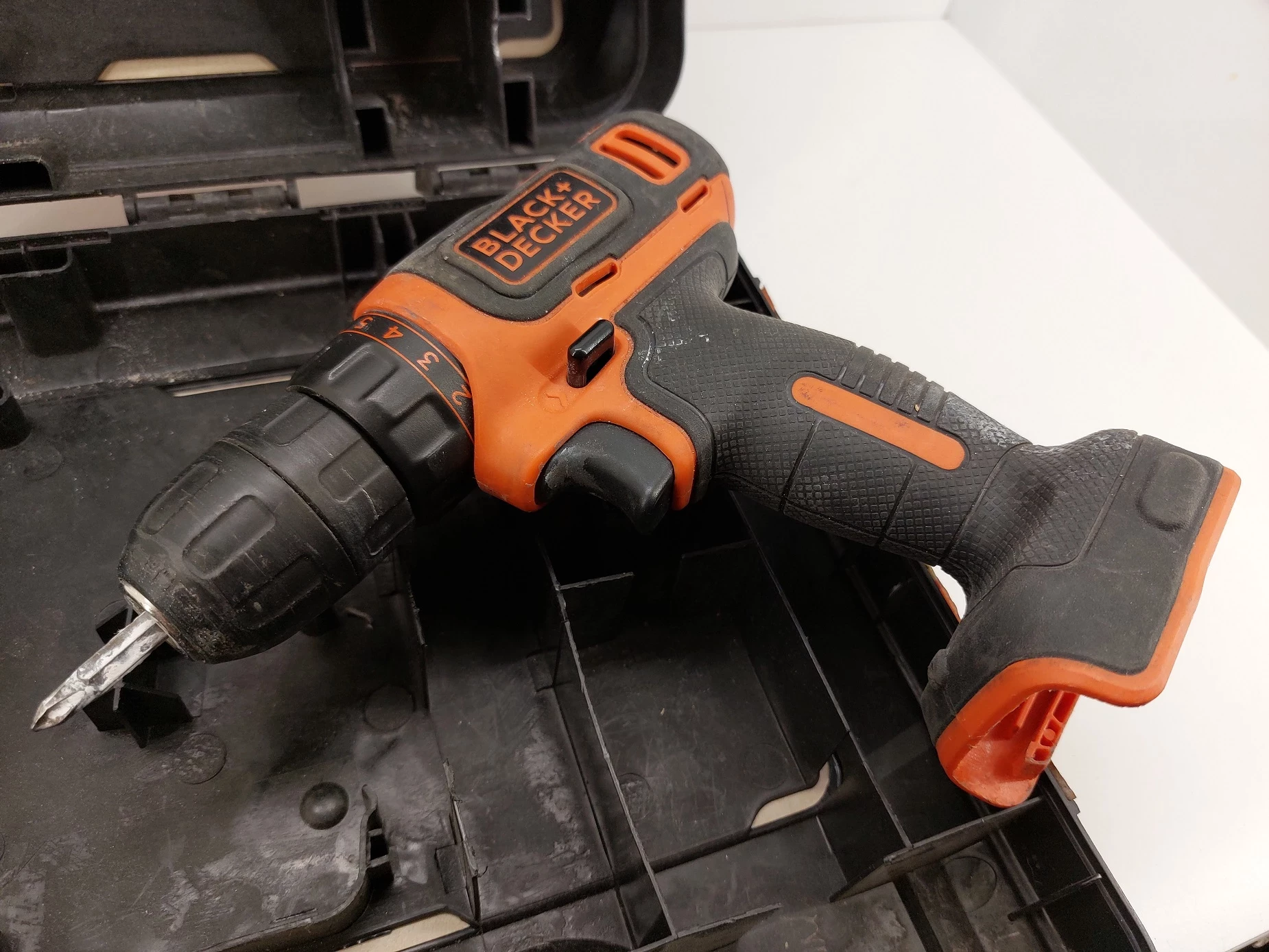 wkretarka-blackdecker-bdcdd12k-108v-lad-walizka-pojemnosc-akumulatora-150