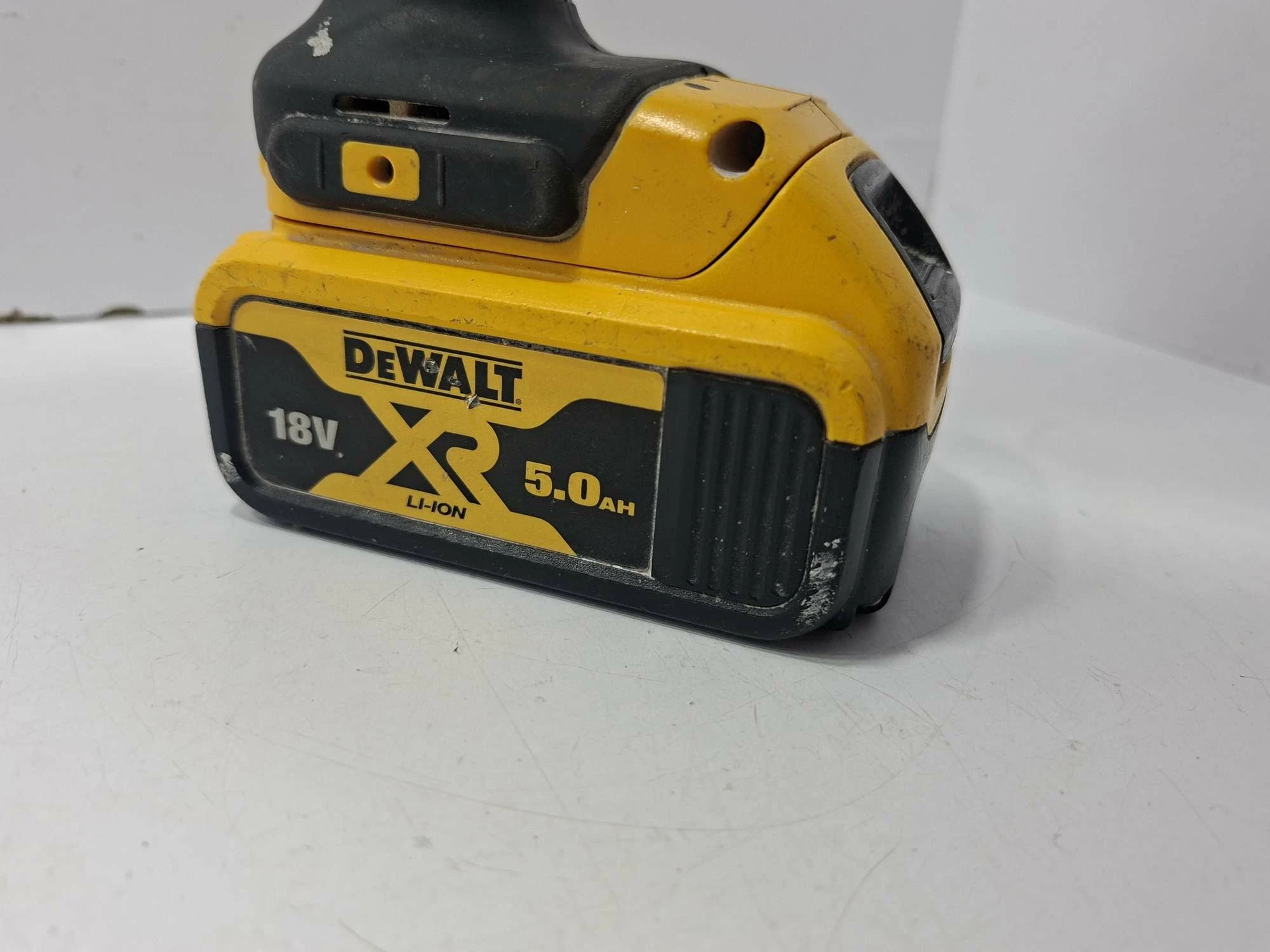 dewalt-dcl050d1-18v-latarka-lampa-akumulatorowa-led-xr-1000-kod-producenta-dcl050-xj