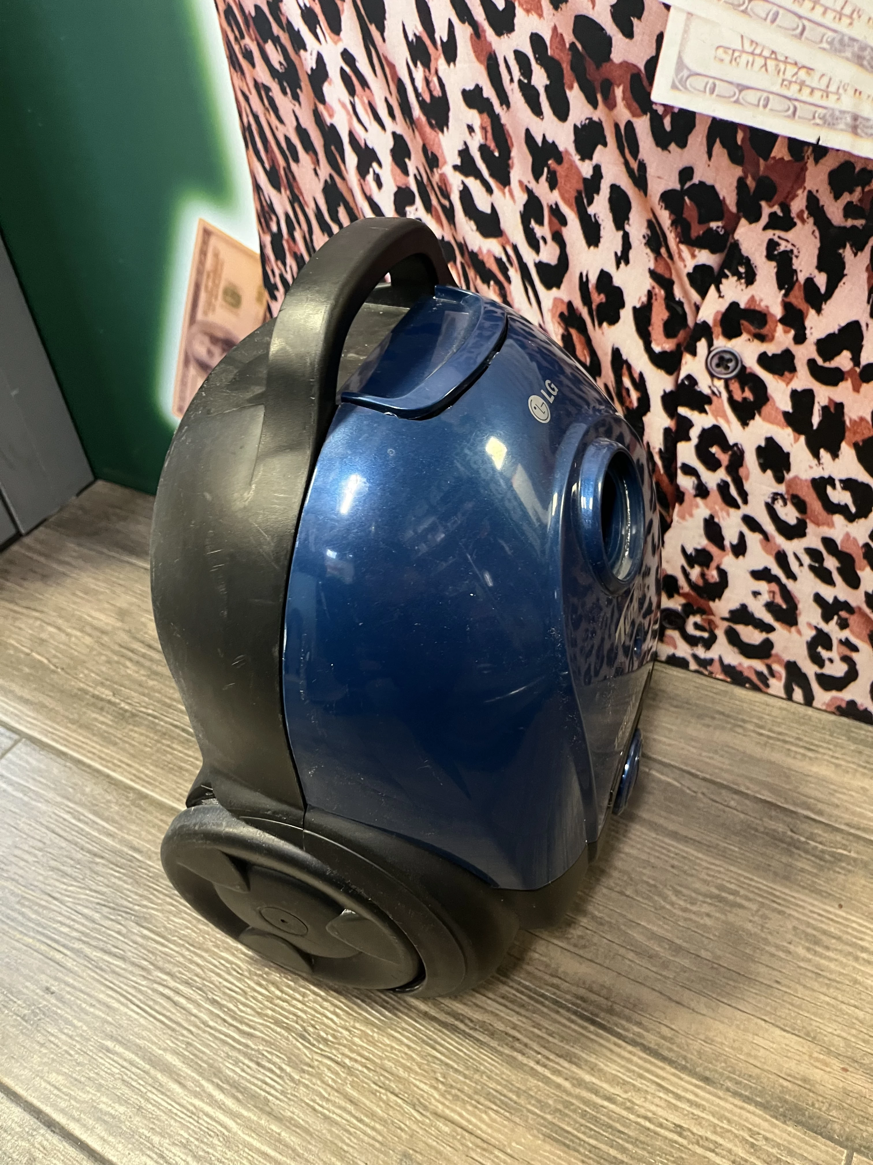 odkurzacz-lg-niebieski-turbo-z-1500w-pojemnosc-zbiornika-na-kurz-200