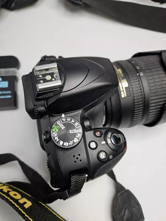 lustrzanka-nikon-d3300obiektyw-nikon-dx-af-s-nikkor-18-105mm-135-56g-e-przekatna-ekranu-300